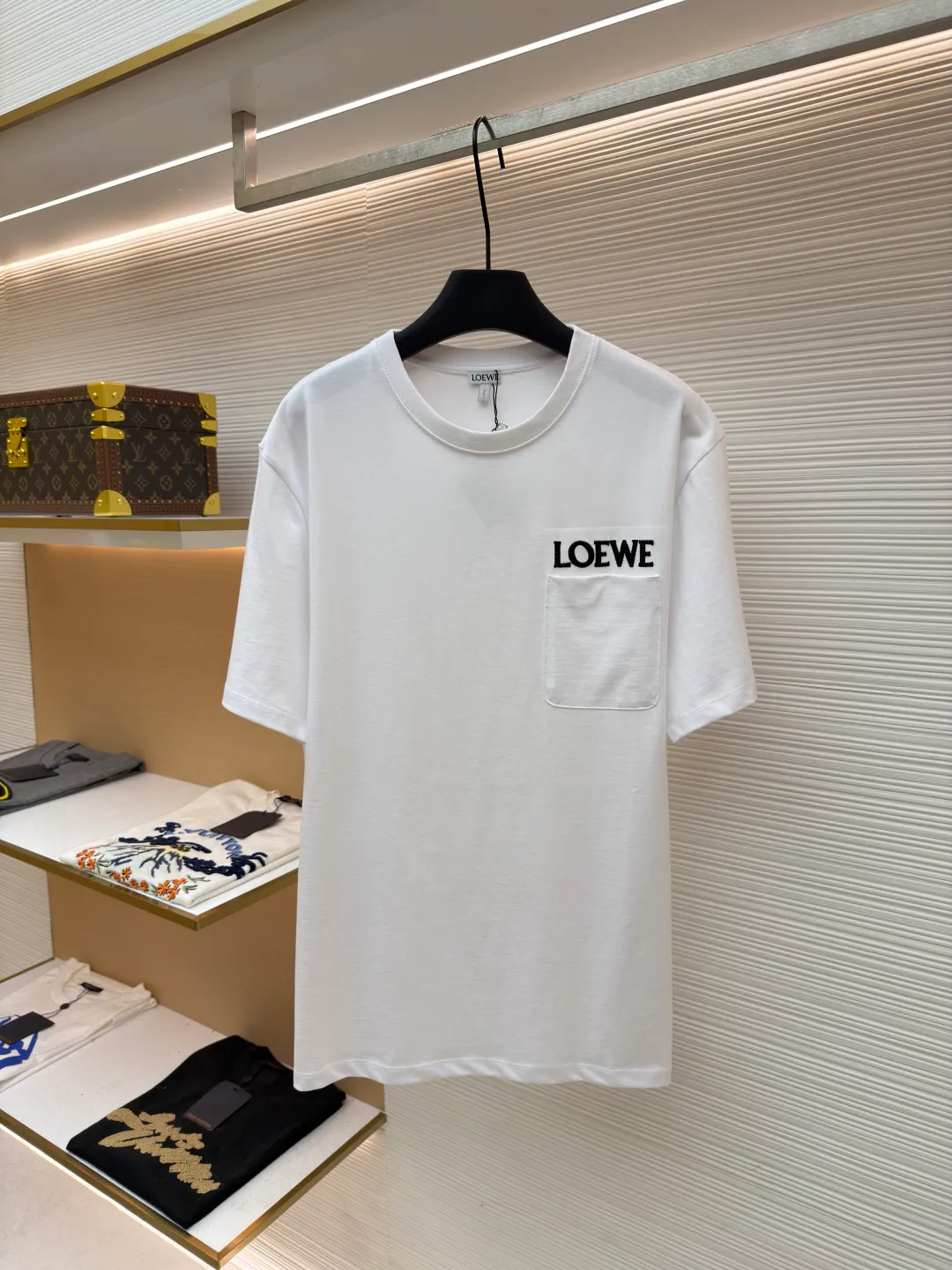 Loewe Patch Pocket Round Neck Short Sleeve ●Original version: Purchased and developed in 3010 ●Item number: 1681854-A00 ●Material: combed cotton fabric ●Technology: embroidery production ●Color: white ●Version: fitted version ●Weight: about 275 grams ●Size: XS-S-M-L ●Description: Made of 15S fine cotton plain fabric, 230g; with 32S double yarn thread, 300g. Plain weave fabric made from combed cotton fibers has a more orderly arrangement and higher density than ordinary cotton, so it has better texture and luster. 15S fine cotton plain fabric is a high-quality cotton fabric with the characteristics of softness, comfort, good breathability, and good durability. Matching the specific color and thick thread material, single-needle lock embroidery is mainly used, and the stitches of this embroidery are fine. The craftsmanship is exquisite. The edge of the pattern not only makes the embroidery appear smooth, but also the stitches are arranged neatly and evenly, without exposing the ground or overlapping. The embroidery uses thick lines to outline the letter pattern, and the thick lines create a more three-dimensional texture. Thick thread embroidery has the rough feel of hand embroidery, and the overall effect is three-dimensional and the texture is delicate, creating a dual texture in terms of look and feel. The overall wiring is straight and delicate, the fabric is comfortable and soft, and the color is consistent without color difference. It can be matched with the same style to create a fashionable look and control various occasions. Customized accessories, complete with three standards, same style for men and women!