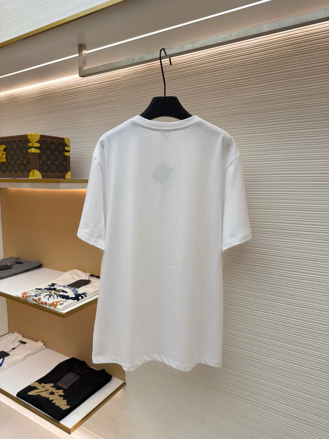 Loewe Patch Pocket Round Neck Short Sleeve ●Original version: Purchased and developed in 3010 ●Item number: 1681854-A00 ●Material: combed cotton fabric ●Technology: embroidery production ●Color: white ●Version: fitted version ●Weight: about 275 grams ●Size: XS-S-M-L ●Description: Made of 15S fine cotton plain fabric, 230g; with 32S double yarn thread, 300g. Plain weave fabric made from combed cotton fibers has a more orderly arrangement and higher density than ordinary cotton, so it has better texture and luster. 15S fine cotton plain fabric is a high-quality cotton fabric with the characteristics of softness, comfort, good breathability, and good durability. Matching the specific color and thick thread material, single-needle lock embroidery is mainly used, and the stitches of this embroidery are fine. The craftsmanship is exquisite. The edge of the pattern not only makes the embroidery appear smooth, but also the stitches are arranged neatly and evenly, without exposing the ground or overlapping. The embroidery uses thick lines to outline the letter pattern, and the thick lines create a more three-dimensional texture. Thick thread embroidery has the rough feel of hand embroidery, and the overall effect is three-dimensional and the texture is delicate, creating a dual texture in terms of look and feel. The overall wiring is straight and delicate, the fabric is comfortable and soft, and the color is consistent without color difference. It can be matched with the same style to create a fashionable look and control various occasions. Customized accessories, complete with three standards, same style for men and women!