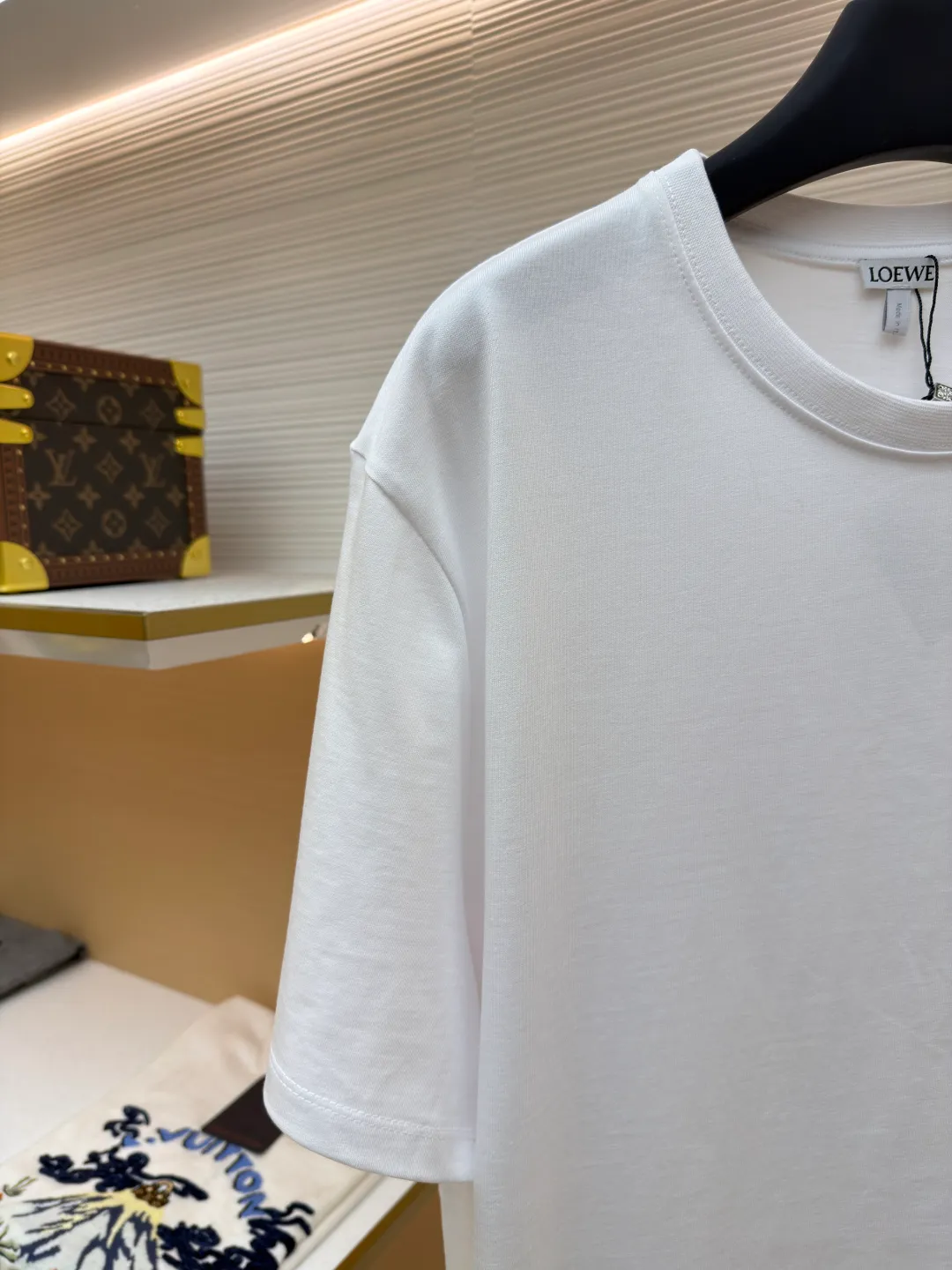 Loewe Patch Pocket Round Neck Short Sleeve ●Original version: Purchased and developed in 3010 ●Item number: 1681854-A00 ●Material: combed cotton fabric ●Technology: embroidery production ●Color: white ●Version: fitted version ●Weight: about 275 grams ●Size: XS-S-M-L ●Description: Made of 15S fine cotton plain fabric, 230g; with 32S double yarn thread, 300g. Plain weave fabric made from combed cotton fibers has a more orderly arrangement and higher density than ordinary cotton, so it has better texture and luster. 15S fine cotton plain fabric is a high-quality cotton fabric with the characteristics of softness, comfort, good breathability, and good durability. Matching the specific color and thick thread material, single-needle lock embroidery is mainly used, and the stitches of this embroidery are fine. The craftsmanship is exquisite. The edge of the pattern not only makes the embroidery appear smooth, but also the stitches are arranged neatly and evenly, without exposing the ground or overlapping. The embroidery uses thick lines to outline the letter pattern, and the thick lines create a more three-dimensional texture. Thick thread embroidery has the rough feel of hand embroidery, and the overall effect is three-dimensional and the texture is delicate, creating a dual texture in terms of look and feel. The overall wiring is straight and delicate, the fabric is comfortable and soft, and the color is consistent without color difference. It can be matched with the same style to create a fashionable look and control various occasions. Customized accessories, complete with three standards, same style for men and women!