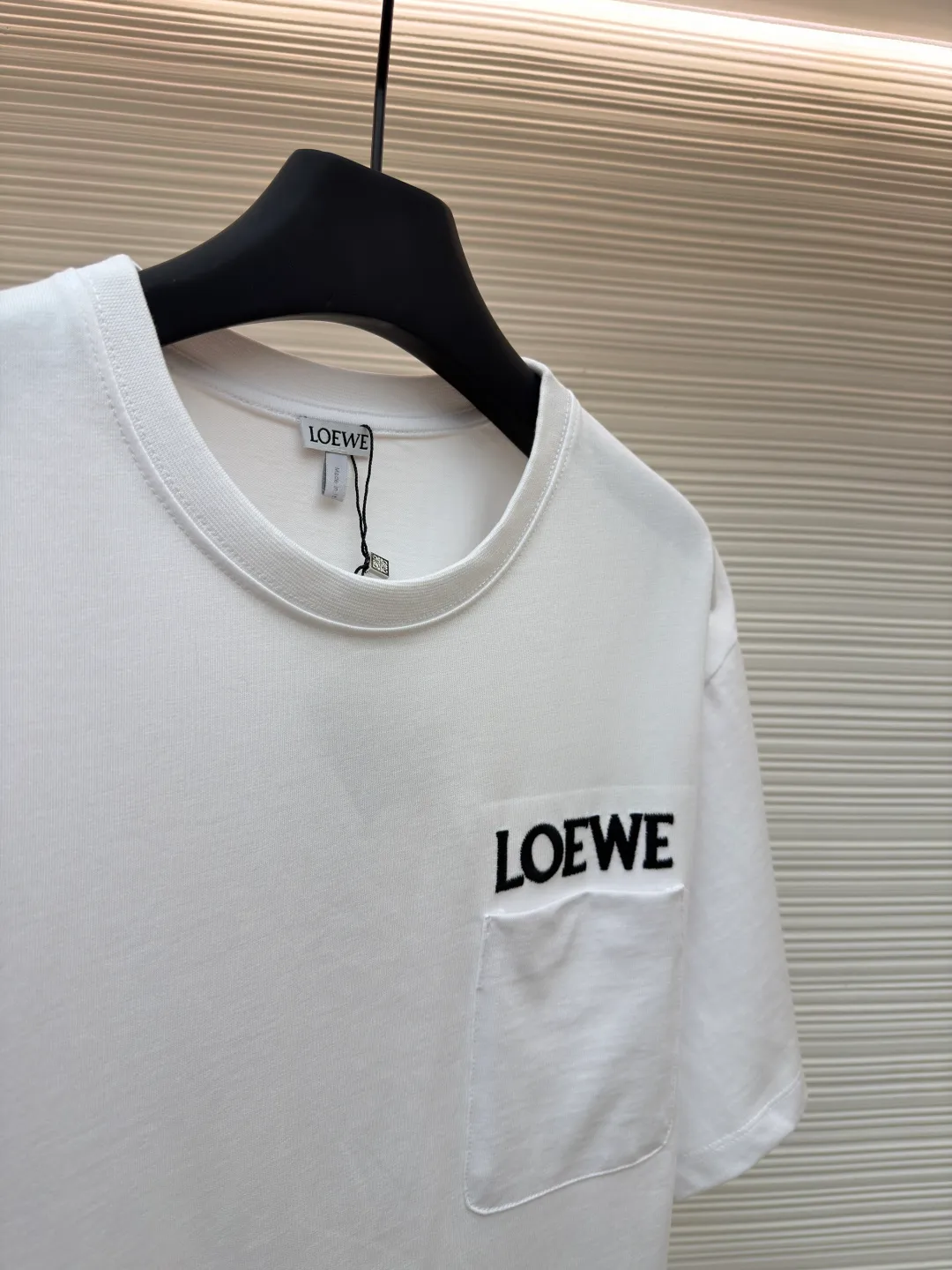 Loewe Patch Pocket Round Neck Short Sleeve ●Original version: Purchased and developed in 3010 ●Item number: 1681854-A00 ●Material: combed cotton fabric ●Technology: embroidery production ●Color: white ●Version: fitted version ●Weight: about 275 grams ●Size: XS-S-M-L ●Description: Made of 15S fine cotton plain fabric, 230g; with 32S double yarn thread, 300g. Plain weave fabric made from combed cotton fibers has a more orderly arrangement and higher density than ordinary cotton, so it has better texture and luster. 15S fine cotton plain fabric is a high-quality cotton fabric with the characteristics of softness, comfort, good breathability, and good durability. Matching the specific color and thick thread material, single-needle lock embroidery is mainly used, and the stitches of this embroidery are fine. The craftsmanship is exquisite. The edge of the pattern not only makes the embroidery appear smooth, but also the stitches are arranged neatly and evenly, without exposing the ground or overlapping. The embroidery uses thick lines to outline the letter pattern, and the thick lines create a more three-dimensional texture. Thick thread embroidery has the rough feel of hand embroidery, and the overall effect is three-dimensional and the texture is delicate, creating a dual texture in terms of look and feel. The overall wiring is straight and delicate, the fabric is comfortable and soft, and the color is consistent without color difference. It can be matched with the same style to create a fashionable look and control various occasions. Customized accessories, complete with three standards, same style for men and women!