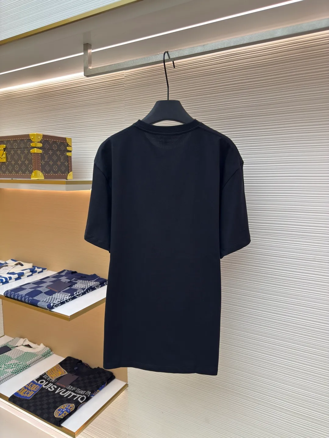 Loewe colorful woolen embroidered T-shirt ●Authentic product: Purchased and developed at 5100 ●Item number: 1680113-A10 ●Fabric: double yarn cotton plain fabric ●Technology: embroidery production ●Version: fitted version ●Weight: about 270 grams ●Size: XS-S-M-L ●Description: The fabric is made of [40s double yarn cotton plain weave, matched with 320g cross check rib, embroidered on the front with Tajima embroidery machine imported from Japan, 10-color woolen small towel embroidery method, hot melt adhesive film on the surface to increase the three-dimensionality of the embroidery, and hand-ironed cloth lining on the bottom to prevent scratching. The overall wiring is straight and delicate, the fabric is comfortable and soft, and the color is consistent without color difference. It can be matched with the same style to create a fashionable look and control various occasions. Customized accessories, complete with three standards, same style for men and women!