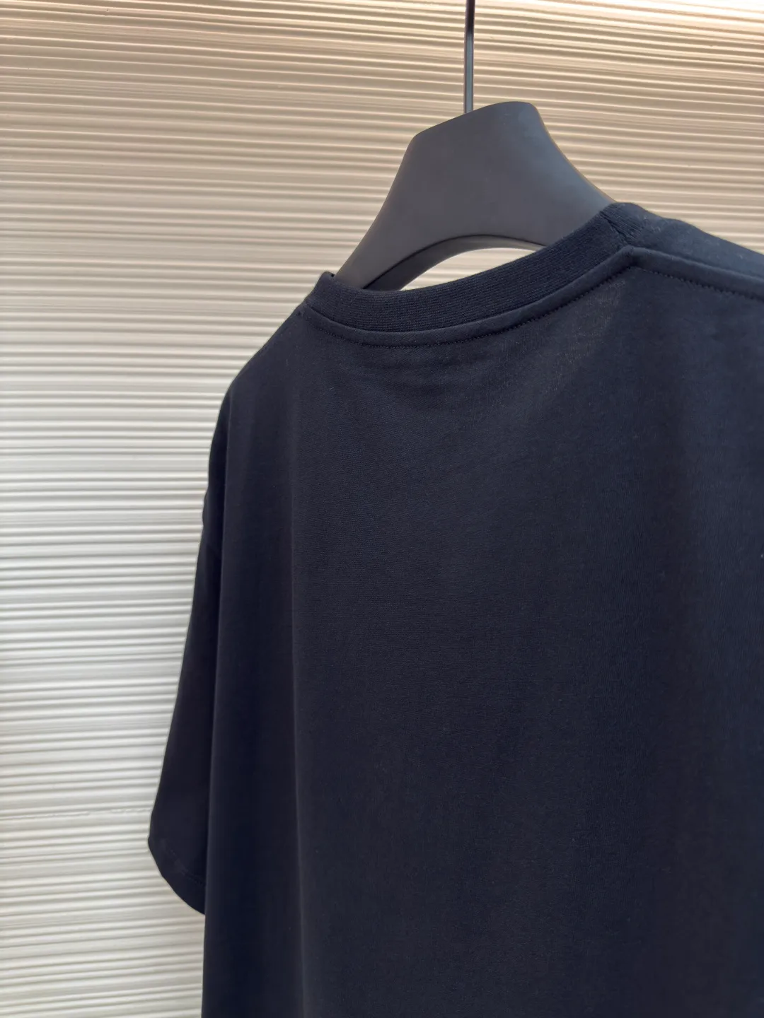 Loewe colorful woolen embroidered T-shirt ●Authentic product: Purchased and developed at 5100 ●Item number: 1680113-A10 ●Fabric: double yarn cotton plain fabric ●Technology: embroidery production ●Version: fitted version ●Weight: about 270 grams ●Size: XS-S-M-L ●Description: The fabric is made of [40s double yarn cotton plain weave, matched with 320g cross check rib, embroidered on the front with Tajima embroidery machine imported from Japan, 10-color woolen small towel embroidery method, hot melt adhesive film on the surface to increase the three-dimensionality of the embroidery, and hand-ironed cloth lining on the bottom to prevent scratching. The overall wiring is straight and delicate, the fabric is comfortable and soft, and the color is consistent without color difference. It can be matched with the same style to create a fashionable look and control various occasions. Customized accessories, complete with three standards, same style for men and women!