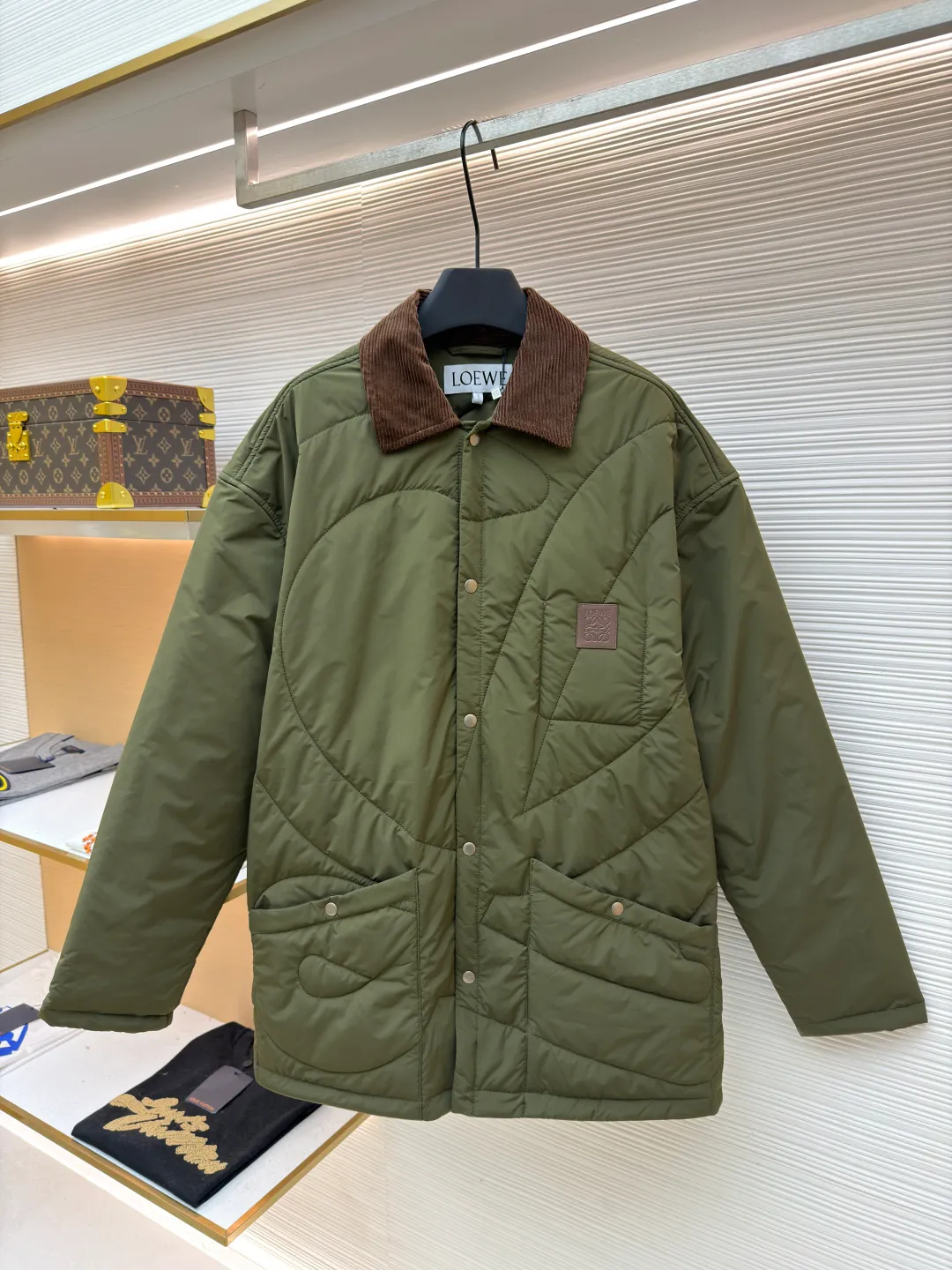 Loewe brown velvet collar quilted cotton jacket ●Original version: purchased and developed by 21571 ●Item number: 1681751-D00 ●Fabric: polyester fiber fabric ●Technology: embossed patch production ●Color: military green ●Version: fitted version ●Weight: about 515 grams ●Size: 44-46-48-50 ●Description: Quilted with technical fabric and thin padding. The main body is made of 100% polyester fiber technical fabric. The fiber has been specially treated to have practical properties such as lightweight, anti-wrinkle, waterproof or high tear strength. The fabric, filling and lining are held together by precise quilting stitches, and the quilted pattern forms the brand's signature. First, it locks the filling to prevent it from shifting or accumulating after use and washing; second, it creates a unique decorative texture that transforms the brand symbol into a three-dimensional texture; and finally, it forms an air insulation layer to provide just the right amount of warmth under the premise of being light, achieving the unity of function and aesthetics. The suede texture of the collar contrasts sharply with the smooth technical fabric of the body, while the embossing adds a new dimension to the suede itself. Corduroy-effect embossed suede collar, using suede as the base material, giving it a soft, luxurious feel and a unique matte look. Through high-temperature embossing technology, a parallel convex texture similar to corduroy is pressed on the suede surface, creating extremely rich visual and tactile levels. The overall wiring is straight and delicate, the fabric is comfortable and soft, and the color is consistent without color difference. It can be matched with the same style to create a fashionable look and control various occasions. Customized accessories, complete with three standards, same style for men and women!