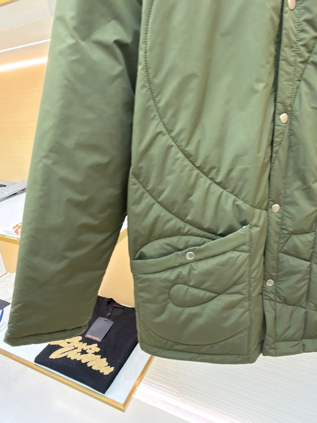 Loewe brown velvet collar quilted cotton jacket ●Original version: purchased and developed by 21571 ●Item number: 1681751-D00 ●Fabric: polyester fiber fabric ●Technology: embossed patch production ●Color: military green ●Version: fitted version ●Weight: about 515 grams ●Size: 44-46-48-50 ●Description: Quilted with technical fabric and thin padding. The main body is made of 100% polyester fiber technical fabric. The fiber has been specially treated to have practical properties such as lightweight, anti-wrinkle, waterproof or high tear strength. The fabric, filling and lining are held together by precise quilting stitches, and the quilted pattern forms the brand's signature. First, it locks the filling to prevent it from shifting or accumulating after use and washing; second, it creates a unique decorative texture that transforms the brand symbol into a three-dimensional texture; and finally, it forms an air insulation layer to provide just the right amount of warmth under the premise of being light, achieving the unity of function and aesthetics. The suede texture of the collar contrasts sharply with the smooth technical fabric of the body, while the embossing adds a new dimension to the suede itself. Corduroy-effect embossed suede collar, using suede as the base material, giving it a soft, luxurious feel and a unique matte look. Through high-temperature embossing technology, a parallel convex texture similar to corduroy is pressed on the suede surface, creating extremely rich visual and tactile levels. The overall wiring is straight and delicate, the fabric is comfortable and soft, and the color is consistent without color difference. It can be matched with the same style to create a fashionable look and control various occasions. Customized accessories, complete with three standards, same style for men and women!