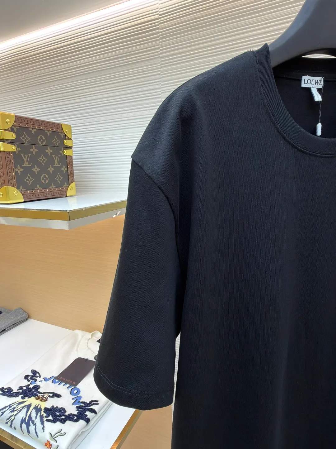 Loewe patch pocket embroidered short sleeves ●Original version: Purchased and developed for 4800 ●Item number: 1682352-X90 ●Fabric: cotton fabric ●Technology: embroidery production ●Color: black ●Version: Fitted version ●Weight: about 340 grams ●Size: S-M-L-XL ●Description: Customized satin precision super soft nylon cotton, delicate and soft, comfortable and skin-friendly, with classic black as the curtain, giving a deep sensory luxury The pockets are left blank and embellished with LOEWE embroidery. It is low-key and powerful and shines like a work of art. The pocket style exudes unique charm, simple yet out of style. A patch pocket hides the code word of minimalism. Adopt imported machine embroidery technology, use advanced computer control systems and precision mechanical components to achieve oewe embroidery operations with high precision. The lines are smooth and delicate. The fabrics have been washed and have a better hand feel and texture. They are not easy to deform, shrink or fade, and maintain long-term beauty. The overall wiring is straight and delicate, the fabric is comfortable and soft, and the color is consistent without color difference. It can be matched with the same style to create a fashionable look and control various occasions. Customized accessories, complete with three standards, same style for men and women!