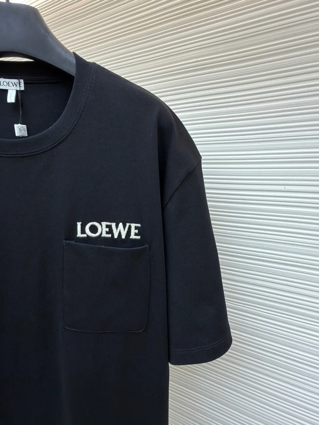 Loewe patch pocket embroidered short sleeves ●Original version: Purchased and developed for 4800 ●Item number: 1682352-X90 ●Fabric: cotton fabric ●Technology: embroidery production ●Color: black ●Version: Fitted version ●Weight: about 340 grams ●Size: S-M-L-XL ●Description: Customized satin precision super soft nylon cotton, delicate and soft, comfortable and skin-friendly, with classic black as the curtain, giving a deep sensory luxury The pockets are left blank and embellished with LOEWE embroidery. It is low-key and powerful and shines like a work of art. The pocket style exudes unique charm, simple yet out of style. A patch pocket hides the code word of minimalism. Adopt imported machine embroidery technology, use advanced computer control systems and precision mechanical components to achieve oewe embroidery operations with high precision. The lines are smooth and delicate. The fabrics have been washed and have a better hand feel and texture. They are not easy to deform, shrink or fade, and maintain long-term beauty. The overall wiring is straight and delicate, the fabric is comfortable and soft, and the color is consistent without color difference. It can be matched with the same style to create a fashionable look and control various occasions. Customized accessories, complete with three standards, same style for men and women!
