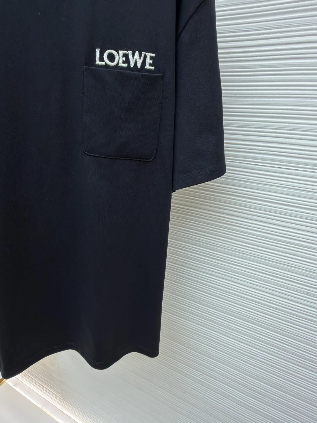 Loewe patch pocket embroidered short sleeves ●Original version: Purchased and developed for 4800 ●Item number: 1682352-X90 ●Fabric: cotton fabric ●Technology: embroidery production ●Color: black ●Version: Fitted version ●Weight: about 340 grams ●Size: S-M-L-XL ●Description: Customized satin precision super soft nylon cotton, delicate and soft, comfortable and skin-friendly, with classic black as the curtain, giving a deep sensory luxury The pockets are left blank and embellished with LOEWE embroidery. It is low-key and powerful and shines like a work of art. The pocket style exudes unique charm, simple yet out of style. A patch pocket hides the code word of minimalism. Adopt imported machine embroidery technology, use advanced computer control systems and precision mechanical components to achieve oewe embroidery operations with high precision. The lines are smooth and delicate. The fabrics have been washed and have a better hand feel and texture. They are not easy to deform, shrink or fade, and maintain long-term beauty. The overall wiring is straight and delicate, the fabric is comfortable and soft, and the color is consistent without color difference. It can be matched with the same style to create a fashionable look and control various occasions. Customized accessories, complete with three standards, same style for men and women!