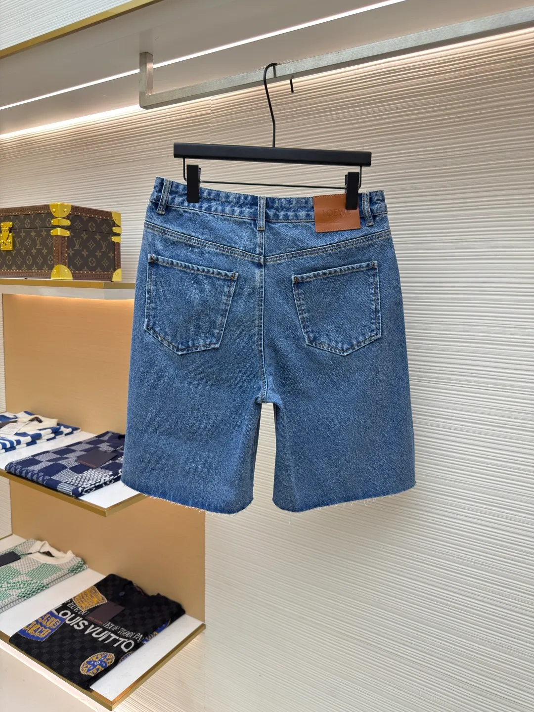 Loewe Anagram denim shorts ●Authentic product: Purchased and developed for 8500 ●Item number: 1680410-B15 ●Material: denim denim fabric ●Technology: laser cutting ●Version: fitted version ●Weight: about 565 grams ●Size: 34-36-38-40-42 ●Description: Customized blue silk dense cotton denim, comfortable and close to the skin, full of texture, using classic blue to paint the background of time. The white Anagram hollow mark is engraved on the knee. The interweaving of blue and white is the collision of nature and art. It is highly recognizable and gives the denim shorts a unique artistic vitality. They are laser cut. The trousers are manually disassembled and flattened out to make the laser cut Anagram pattern. The cloth is then manually taped internally and finally sewn on manually. The labor is expensive and the loss is high. The daily output is low. The imported special machine is used to position the "Loewe leather label" with infrared rays. The position is more precise and firm. Using the washing and color frying process, the special desizing agent is preferred, and then the fabric is soaked in it to receive the sizing evenly. After desizing, it is finally rinsed. The workmanship is extremely complex and the loss is high. The overall wiring is straight and delicate, the fabric is comfortable and soft, and the color is consistent without color difference. It can be matched with the same style to create a fashionable look and control various occasions. Customized accessories, complete with three standards, same style for men and women!