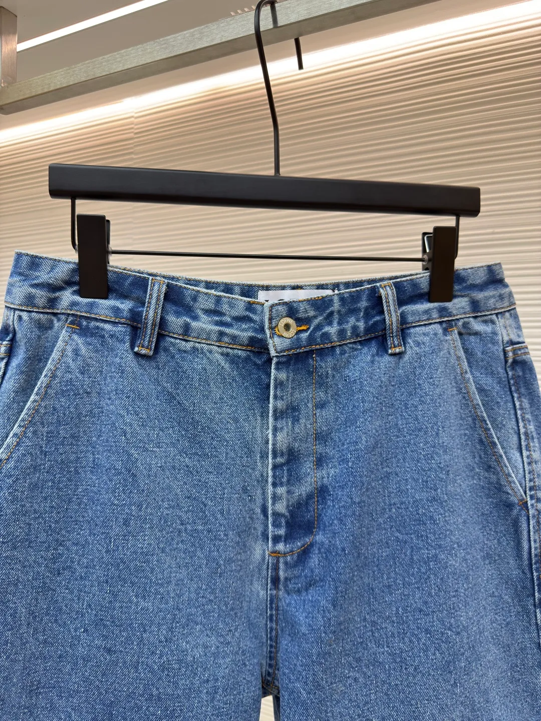Loewe Anagram denim shorts ●Authentic product: Purchased and developed for 8500 ●Item number: 1680410-B15 ●Material: denim denim fabric ●Technology: laser cutting ●Version: fitted version ●Weight: about 565 grams ●Size: 34-36-38-40-42 ●Description: Customized blue silk dense cotton denim, comfortable and close to the skin, full of texture, using classic blue to paint the background of time. The white Anagram hollow mark is engraved on the knee. The interweaving of blue and white is the collision of nature and art. It is highly recognizable and gives the denim shorts a unique artistic vitality. They are laser cut. The trousers are manually disassembled and flattened out to make the laser cut Anagram pattern. The cloth is then manually taped internally and finally sewn on manually. The labor is expensive and the loss is high. The daily output is low. The imported special machine is used to position the "Loewe leather label" with infrared rays. The position is more precise and firm. Using the washing and color frying process, the special desizing agent is preferred, and then the fabric is soaked in it to receive the sizing evenly. After desizing, it is finally rinsed. The workmanship is extremely complex and the loss is high. The overall wiring is straight and delicate, the fabric is comfortable and soft, and the color is consistent without color difference. It can be matched with the same style to create a fashionable look and control various occasions. Customized accessories, complete with three standards, same style for men and women!