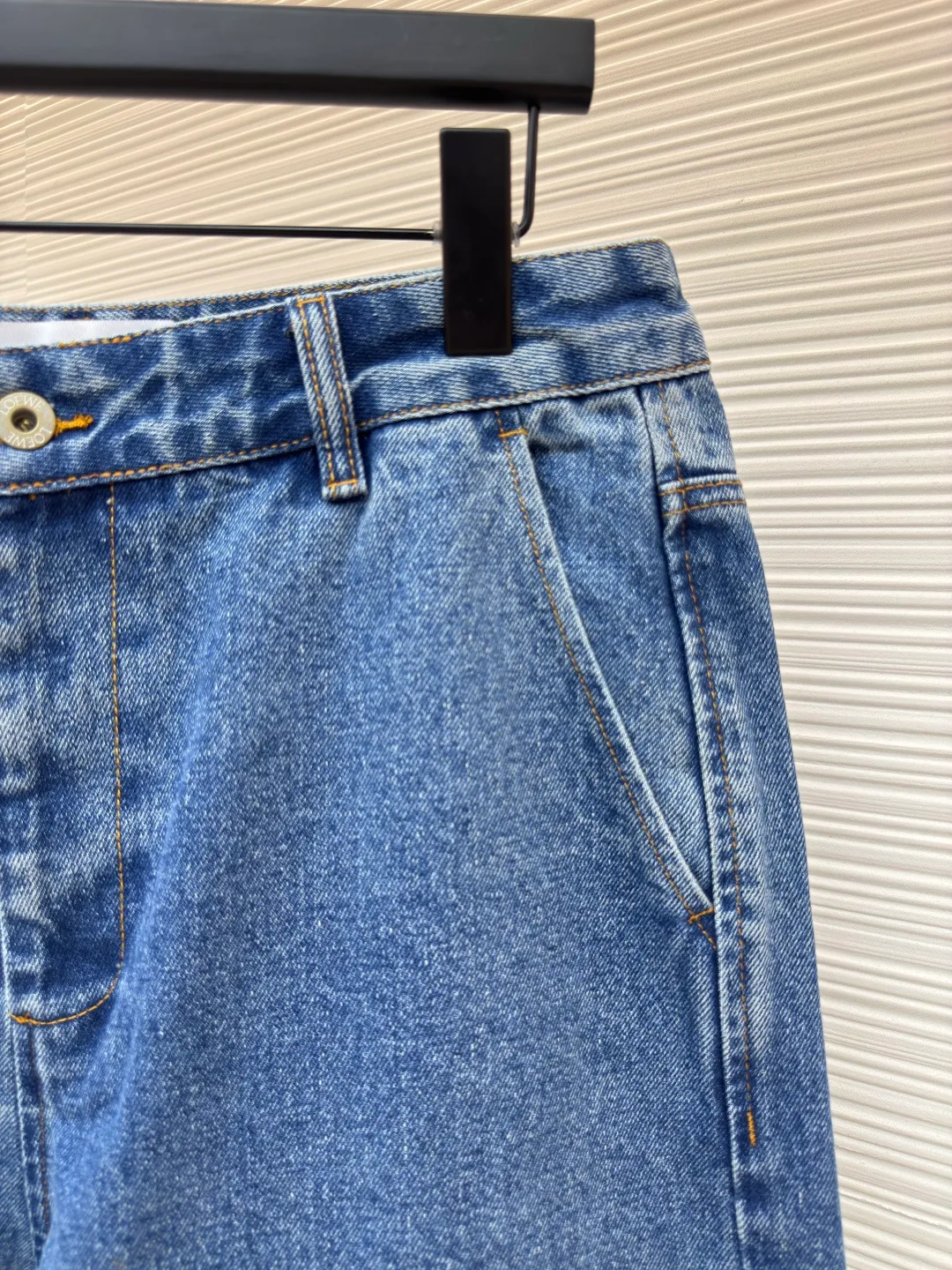 Loewe Anagram denim shorts ●Authentic product: Purchased and developed for 8500 ●Item number: 1680410-B15 ●Material: denim denim fabric ●Technology: laser cutting ●Version: fitted version ●Weight: about 565 grams ●Size: 34-36-38-40-42 ●Description: Customized blue silk dense cotton denim, comfortable and close to the skin, full of texture, using classic blue to paint the background of time. The white Anagram hollow mark is engraved on the knee. The interweaving of blue and white is the collision of nature and art. It is highly recognizable and gives the denim shorts a unique artistic vitality. They are laser cut. The trousers are manually disassembled and flattened out to make the laser cut Anagram pattern. The cloth is then manually taped internally and finally sewn on manually. The labor is expensive and the loss is high. The daily output is low. The imported special machine is used to position the "Loewe leather label" with infrared rays. The position is more precise and firm. Using the washing and color frying process, the special desizing agent is preferred, and then the fabric is soaked in it to receive the sizing evenly. After desizing, it is finally rinsed. The workmanship is extremely complex and the loss is high. The overall wiring is straight and delicate, the fabric is comfortable and soft, and the color is consistent without color difference. It can be matched with the same style to create a fashionable look and control various occasions. Customized accessories, complete with three standards, same style for men and women!
