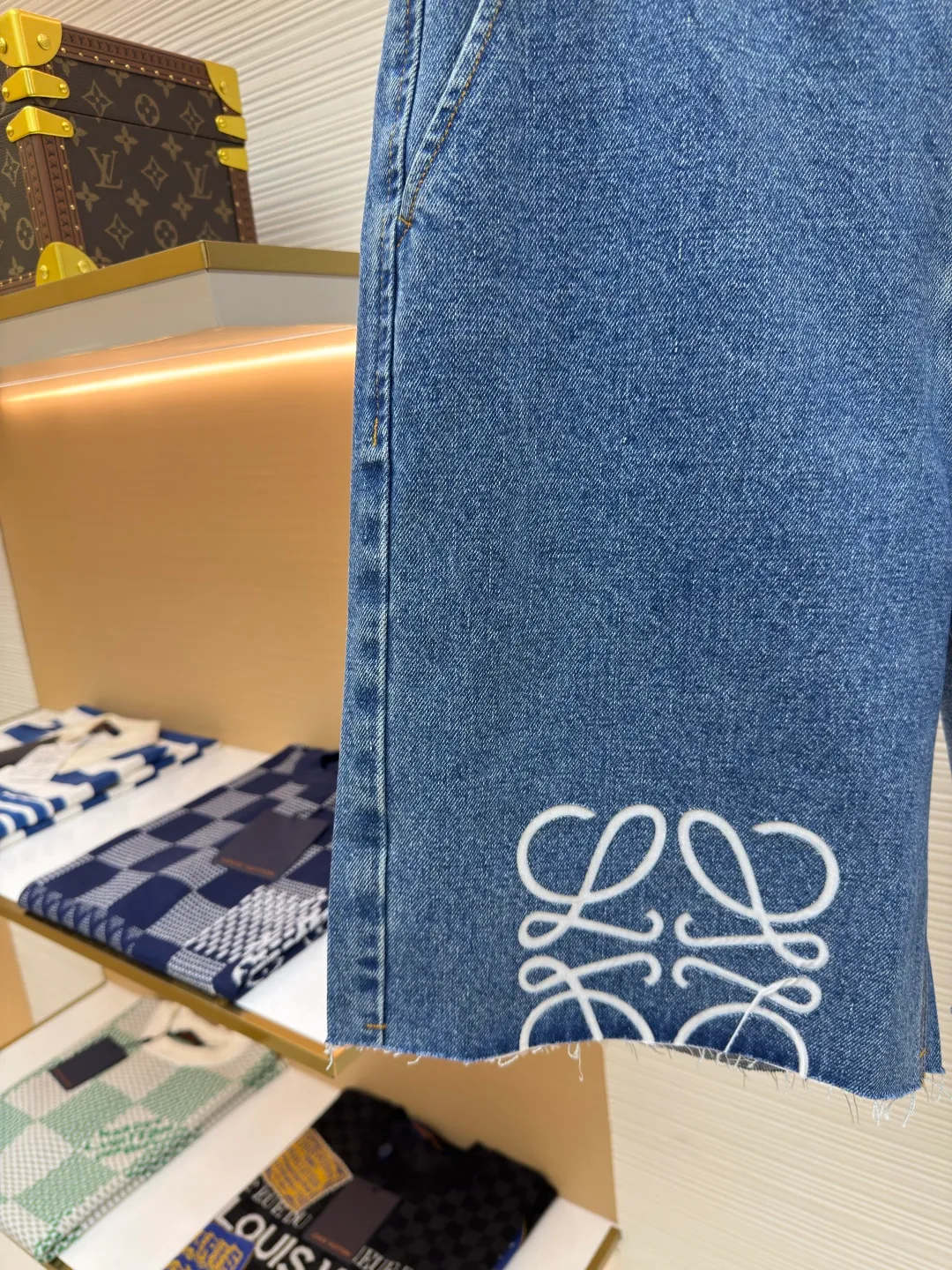Loewe Anagram denim shorts ●Authentic product: Purchased and developed for 8500 ●Item number: 1680410-B15 ●Material: denim denim fabric ●Technology: laser cutting ●Version: fitted version ●Weight: about 565 grams ●Size: 34-36-38-40-42 ●Description: Customized blue silk dense cotton denim, comfortable and close to the skin, full of texture, using classic blue to paint the background of time. The white Anagram hollow mark is engraved on the knee. The interweaving of blue and white is the collision of nature and art. It is highly recognizable and gives the denim shorts a unique artistic vitality. They are laser cut. The trousers are manually disassembled and flattened out to make the laser cut Anagram pattern. The cloth is then manually taped internally and finally sewn on manually. The labor is expensive and the loss is high. The daily output is low. The imported special machine is used to position the "Loewe leather label" with infrared rays. The position is more precise and firm. Using the washing and color frying process, the special desizing agent is preferred, and then the fabric is soaked in it to receive the sizing evenly. After desizing, it is finally rinsed. The workmanship is extremely complex and the loss is high. The overall wiring is straight and delicate, the fabric is comfortable and soft, and the color is consistent without color difference. It can be matched with the same style to create a fashionable look and control various occasions. Customized accessories, complete with three standards, same style for men and women!