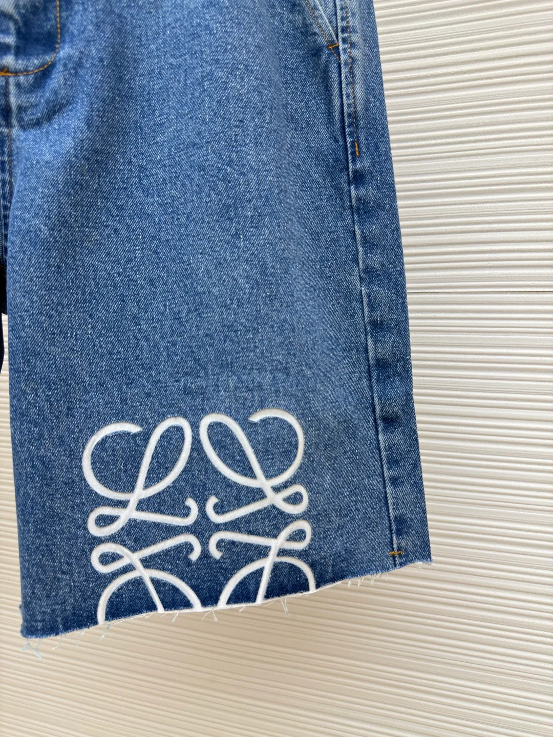 Loewe Anagram denim shorts ●Authentic product: Purchased and developed for 8500 ●Item number: 1680410-B15 ●Material: denim denim fabric ●Technology: laser cutting ●Version: fitted version ●Weight: about 565 grams ●Size: 34-36-38-40-42 ●Description: Customized blue silk dense cotton denim, comfortable and close to the skin, full of texture, using classic blue to paint the background of time. The white Anagram hollow mark is engraved on the knee. The interweaving of blue and white is the collision of nature and art. It is highly recognizable and gives the denim shorts a unique artistic vitality. They are laser cut. The trousers are manually disassembled and flattened out to make the laser cut Anagram pattern. The cloth is then manually taped internally and finally sewn on manually. The labor is expensive and the loss is high. The daily output is low. The imported special machine is used to position the "Loewe leather label" with infrared rays. The position is more precise and firm. Using the washing and color frying process, the special desizing agent is preferred, and then the fabric is soaked in it to receive the sizing evenly. After desizing, it is finally rinsed. The workmanship is extremely complex and the loss is high. The overall wiring is straight and delicate, the fabric is comfortable and soft, and the color is consistent without color difference. It can be matched with the same style to create a fashionable look and control various occasions. Customized accessories, complete with three standards, same style for men and women!