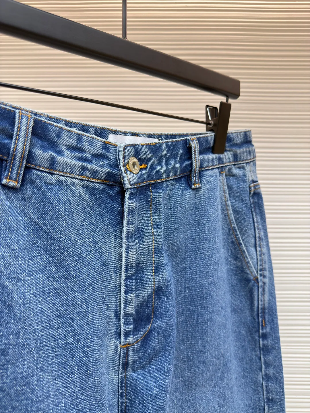 Loewe Anagram denim shorts ●Authentic product: Purchased and developed for 8500 ●Item number: 1680410-B15 ●Material: denim denim fabric ●Technology: laser cutting ●Version: fitted version ●Weight: about 565 grams ●Size: 34-36-38-40-42 ●Description: Customized blue silk dense cotton denim, comfortable and close to the skin, full of texture, using classic blue to paint the background of time. The white Anagram hollow mark is engraved on the knee. The interweaving of blue and white is the collision of nature and art. It is highly recognizable and gives the denim shorts a unique artistic vitality. They are laser cut. The trousers are manually disassembled and flattened out to make the laser cut Anagram pattern. The cloth is then manually taped internally and finally sewn on manually. The labor is expensive and the loss is high. The daily output is low. The imported special machine is used to position the "Loewe leather label" with infrared rays. The position is more precise and firm. Using the washing and color frying process, the special desizing agent is preferred, and then the fabric is soaked in it to receive the sizing evenly. After desizing, it is finally rinsed. The workmanship is extremely complex and the loss is high. The overall wiring is straight and delicate, the fabric is comfortable and soft, and the color is consistent without color difference. It can be matched with the same style to create a fashionable look and control various occasions. Customized accessories, complete with three standards, same style for men and women!