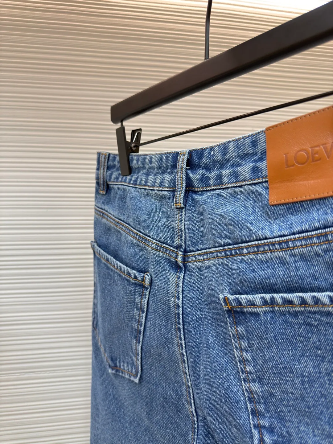 Loewe Anagram denim shorts ●Authentic product: Purchased and developed for 8500 ●Item number: 1680410-B15 ●Material: denim denim fabric ●Technology: laser cutting ●Version: fitted version ●Weight: about 565 grams ●Size: 34-36-38-40-42 ●Description: Customized blue silk dense cotton denim, comfortable and close to the skin, full of texture, using classic blue to paint the background of time. The white Anagram hollow mark is engraved on the knee. The interweaving of blue and white is the collision of nature and art. It is highly recognizable and gives the denim shorts a unique artistic vitality. They are laser cut. The trousers are manually disassembled and flattened out to make the laser cut Anagram pattern. The cloth is then manually taped internally and finally sewn on manually. The labor is expensive and the loss is high. The daily output is low. The imported special machine is used to position the "Loewe leather label" with infrared rays. The position is more precise and firm. Using the washing and color frying process, the special desizing agent is preferred, and then the fabric is soaked in it to receive the sizing evenly. After desizing, it is finally rinsed. The workmanship is extremely complex and the loss is high. The overall wiring is straight and delicate, the fabric is comfortable and soft, and the color is consistent without color difference. It can be matched with the same style to create a fashionable look and control various occasions. Customized accessories, complete with three standards, same style for men and women!