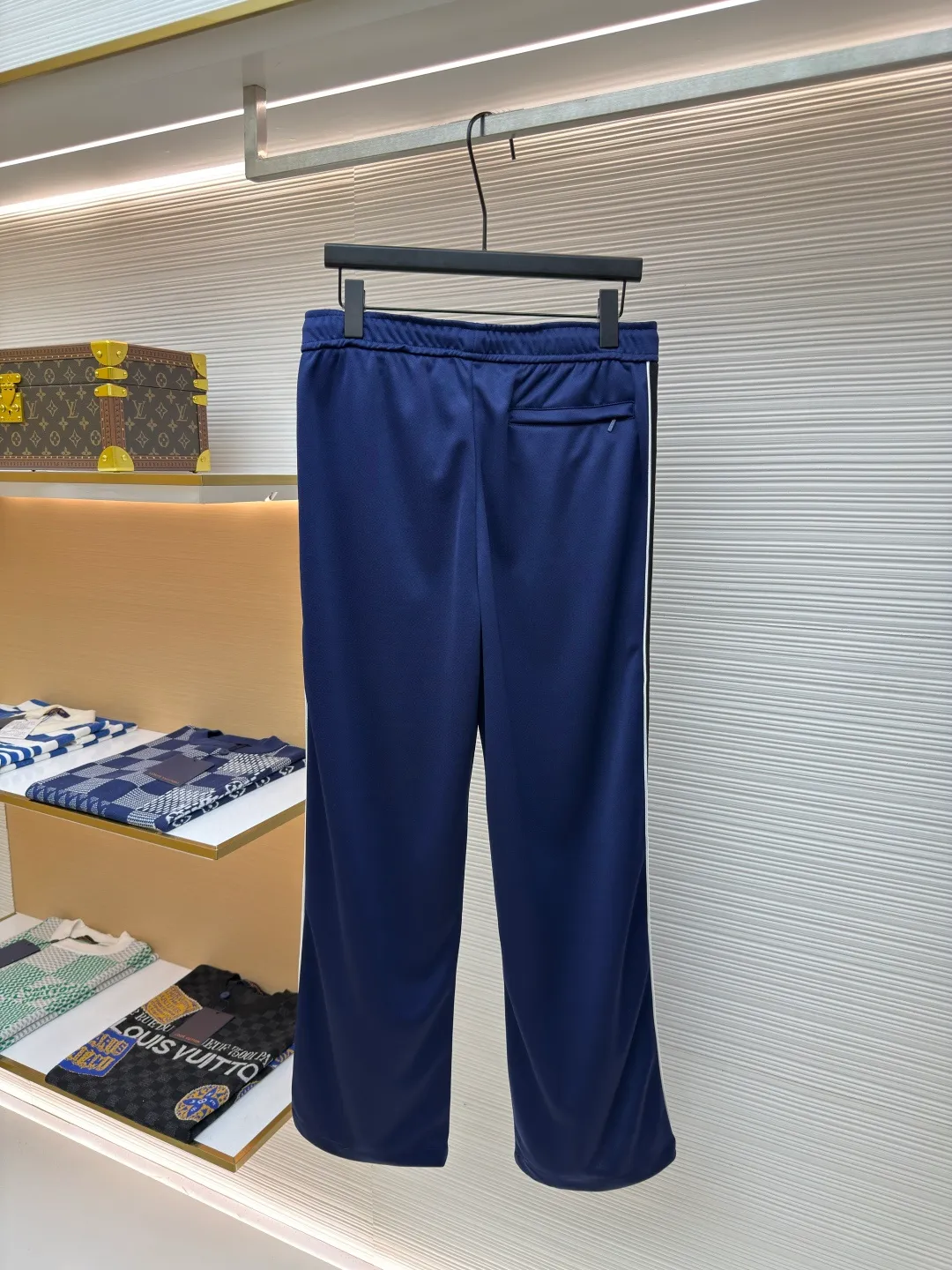 LOEWE embroidered webbing trousers ●Authentic product: Purchased and developed for 7800 ●Item number: 1680230-A85 ●Material: pure cotton fabric ●Technology: embroidery production ●Version: loose version ●Weight: about 505 grams ●Size: S-M-L-XL ●Description: Made of 40-count genuine mercerized double-sided, original customized fabric. Woven by the latest imported looms, with high-density texture and a very three-dimensional ready-to-wear pattern. The embroidery uses three-dimensional plane embroidery, and the number of high-density embroidery needles is as high as 6,400. The waistband is made of pure cotton custom-woven jacquard technology, and the entire waistband has the LOEWE brand logo. The back pocket zipper is made of 100% nylon custom material, and the zipper has the LOEWE brand logo. The webbing is made of pure cotton and the original size is 1:1, and the letter tape is made of silver yarn. The overall wiring is straight and delicate, the fabric is comfortable and soft, and the color is consistent without color difference. It can be matched with the same style to create a fashionable look and control various occasions. Customized accessories, complete with three standards, same style for men and women!