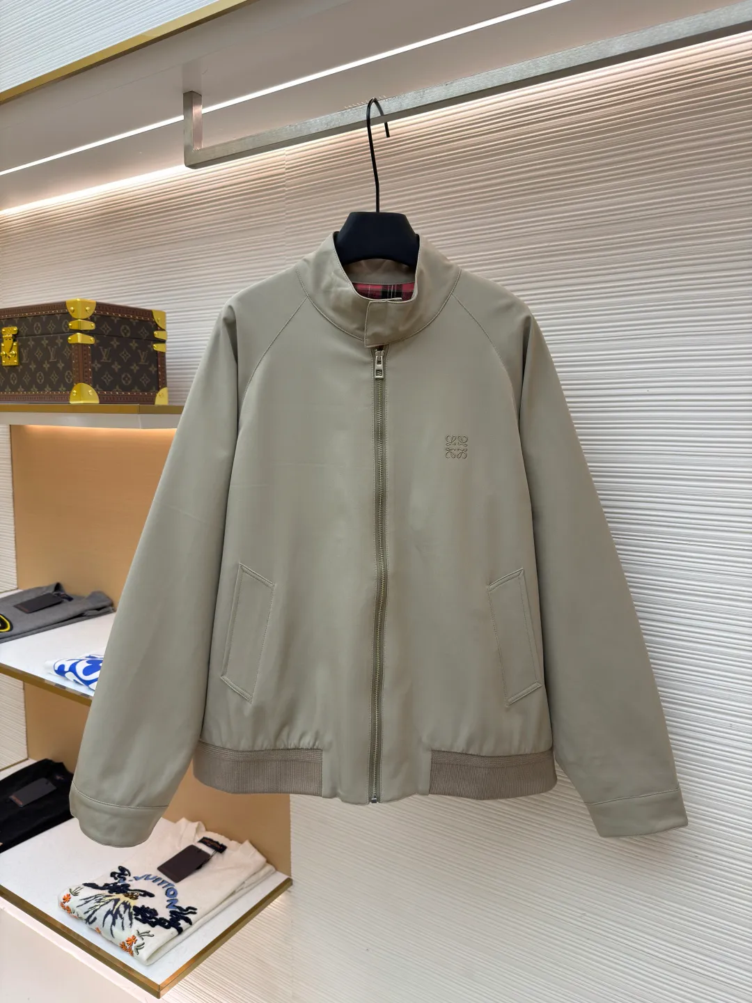 Loewe mercerized wool embroidered jacket ●Original version: purchased and developed for 20900 ●Item number: 1682266-B15 ●Fabric: wool fabric ●Technology: embroidery production ●Color: apricot ●Version: fitted version ●Weight: about 670 grams ●Size: 46-48-50-52 ●Description: Made of 40% wool, 40% linen cotton, 20% nylon. The threads are made of wool, and the surface is mercerized. The lining is made of 100% custom-dyed and custom-woven plaid fabric of the same color. The zipper uses an electroplated metal slider with electroplated pull teeth of the same color, and the brand logo is laser engraved on the side. The cuff buttons are made of natural resin buttons. The embroidery uses 3D three-dimensional embroidery, and the chest is embellished with the Anagram embroidered logo. Midweight wool and cashmere flannel jacket with ribbed knit hem and raglan sleeves. *Regular fit, standard length*High collar, snap button fastening*Zip closure at front, buttoned cuffs*Diagonal welt pockets*Anagram embossed on chest. The overall wiring is straight and delicate, the fabric is comfortable and soft, and the color is consistent without color difference. It can be matched with the same style to create a fashionable look and control various occasions. Customized accessories, complete with three standards, same style for men and women!