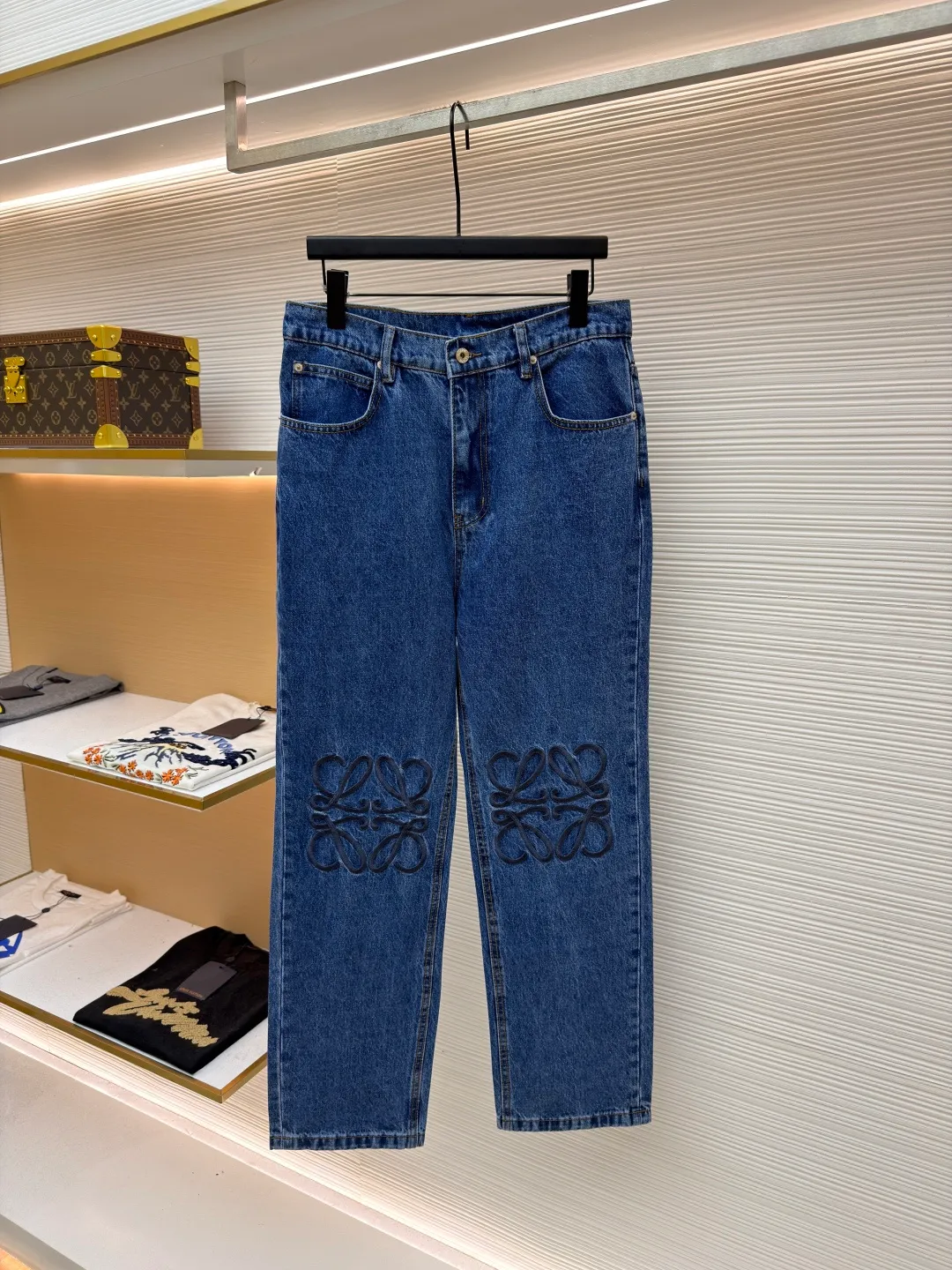 Loewe Anagram denim jeans ●Authentic product: Purchased and developed by 5432 ●Item number: 1681762-A70 ●Material: denim denim fabric ●Technology: laser cutting ●Version: fitted version ●Weight: about 655 grams ●Size: 46-48-50-52 ●Description: Customized dense core condensate material, comfortable and close to the skin, full of texture, Elbows decorated with Anagram hollow design The button-flap welt pockets on the chest are sublimated. The classic LOEWE leather logo on the back is embellished with visual recognition. It is a declaration of personality and taste. The collision of classics and innovation. The versatile charm of the denim jacket. The denim element is also synonymous with casualness. Using laser cutting, the elbows are manually disassembled, laid out flat for laser positioning and cutting the anagram pattern, and then hand-applied internally, and finally manually sewn on. The labor cost is high, the loss is high, and the daily output is low. The overall wiring is straight and delicate, the fabric is comfortable and soft, and the color is consistent without color difference. It can be matched with the same style to create a fashionable look and control various occasions. Customized accessories, complete with three standards, same style for men and women!
