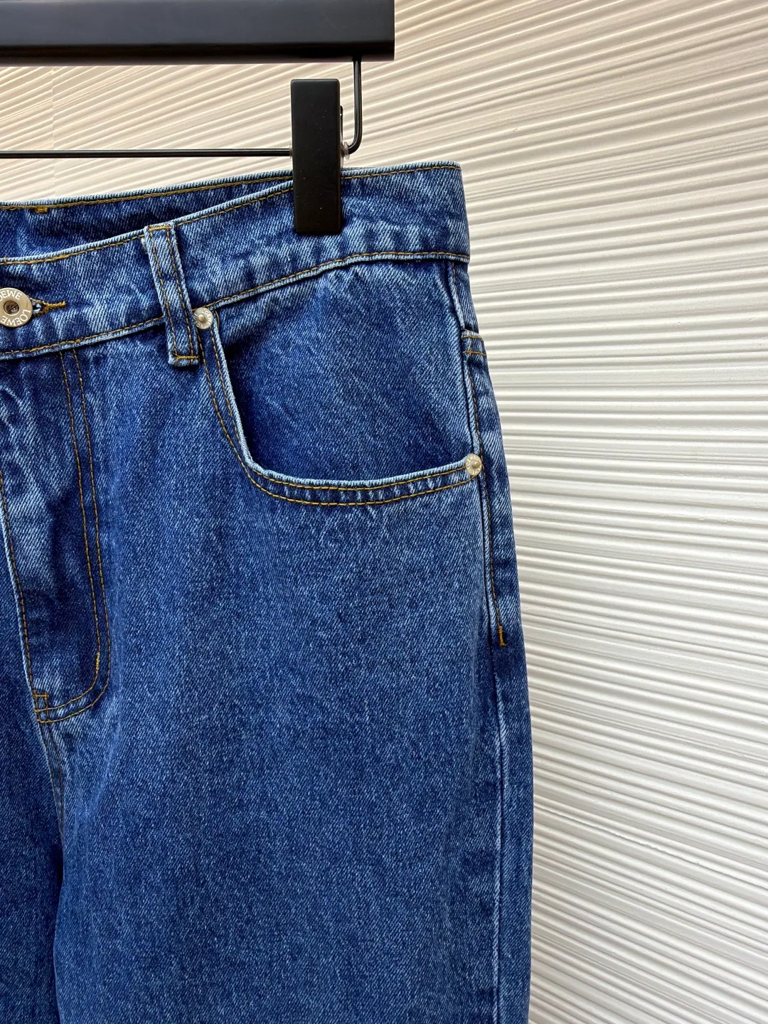 Loewe Anagram denim jeans ●Authentic product: Purchased and developed by 5432 ●Item number: 1681762-A70 ●Material: denim denim fabric ●Technology: laser cutting ●Version: fitted version ●Weight: about 655 grams ●Size: 46-48-50-52 ●Description: Customized dense core condensate material, comfortable and close to the skin, full of texture, Elbows decorated with Anagram hollow design The button-flap welt pockets on the chest are sublimated. The classic LOEWE leather logo on the back is embellished with visual recognition. It is a declaration of personality and taste. The collision of classics and innovation. The versatile charm of the denim jacket. The denim element is also synonymous with casualness. Using laser cutting, the elbows are manually disassembled, laid out flat for laser positioning and cutting the anagram pattern, and then hand-applied internally, and finally manually sewn on. The labor cost is high, the loss is high, and the daily output is low. The overall wiring is straight and delicate, the fabric is comfortable and soft, and the color is consistent without color difference. It can be matched with the same style to create a fashionable look and control various occasions. Customized accessories, complete with three standards, same style for men and women!