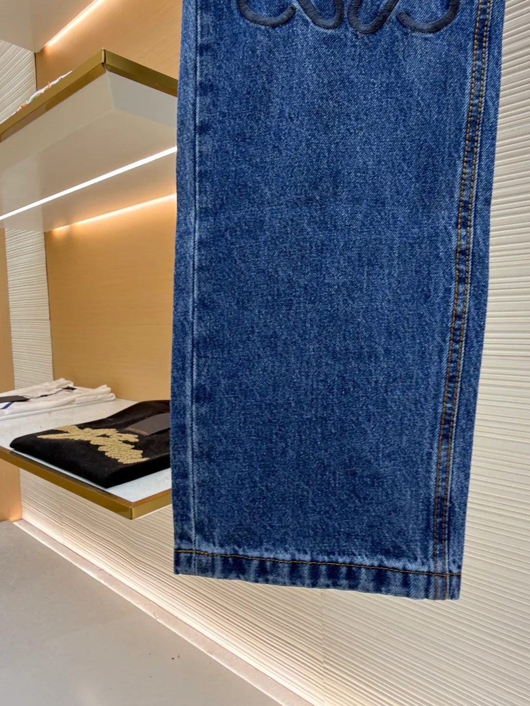 Loewe Anagram denim jeans ●Authentic product: Purchased and developed by 5432 ●Item number: 1681762-A70 ●Material: denim denim fabric ●Technology: laser cutting ●Version: fitted version ●Weight: about 655 grams ●Size: 46-48-50-52 ●Description: Customized dense core condensate material, comfortable and close to the skin, full of texture, Elbows decorated with Anagram hollow design The button-flap welt pockets on the chest are sublimated. The classic LOEWE leather logo on the back is embellished with visual recognition. It is a declaration of personality and taste. The collision of classics and innovation. The versatile charm of the denim jacket. The denim element is also synonymous with casualness. Using laser cutting, the elbows are manually disassembled, laid out flat for laser positioning and cutting the anagram pattern, and then hand-applied internally, and finally manually sewn on. The labor cost is high, the loss is high, and the daily output is low. The overall wiring is straight and delicate, the fabric is comfortable and soft, and the color is consistent without color difference. It can be matched with the same style to create a fashionable look and control various occasions. Customized accessories, complete with three standards, same style for men and women!