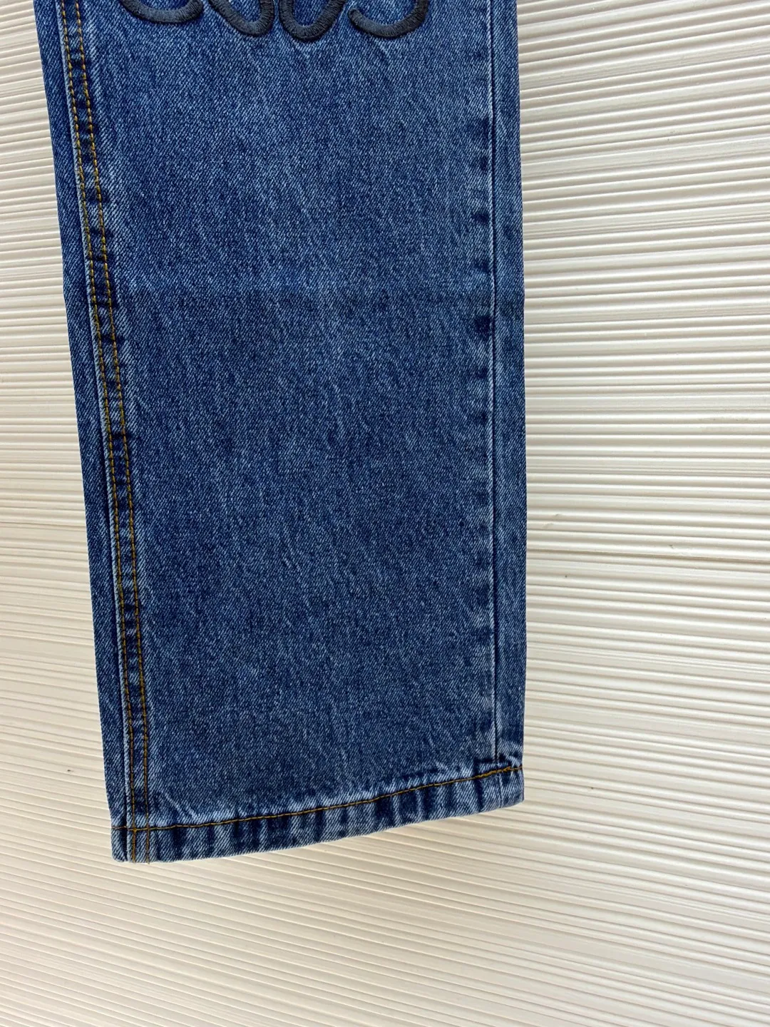 Loewe Anagram denim jeans ●Authentic product: Purchased and developed by 5432 ●Item number: 1681762-A70 ●Material: denim denim fabric ●Technology: laser cutting ●Version: fitted version ●Weight: about 655 grams ●Size: 46-48-50-52 ●Description: Customized dense core condensate material, comfortable and close to the skin, full of texture, Elbows decorated with Anagram hollow design The button-flap welt pockets on the chest are sublimated. The classic LOEWE leather logo on the back is embellished with visual recognition. It is a declaration of personality and taste. The collision of classics and innovation. The versatile charm of the denim jacket. The denim element is also synonymous with casualness. Using laser cutting, the elbows are manually disassembled, laid out flat for laser positioning and cutting the anagram pattern, and then hand-applied internally, and finally manually sewn on. The labor cost is high, the loss is high, and the daily output is low. The overall wiring is straight and delicate, the fabric is comfortable and soft, and the color is consistent without color difference. It can be matched with the same style to create a fashionable look and control various occasions. Customized accessories, complete with three standards, same style for men and women!