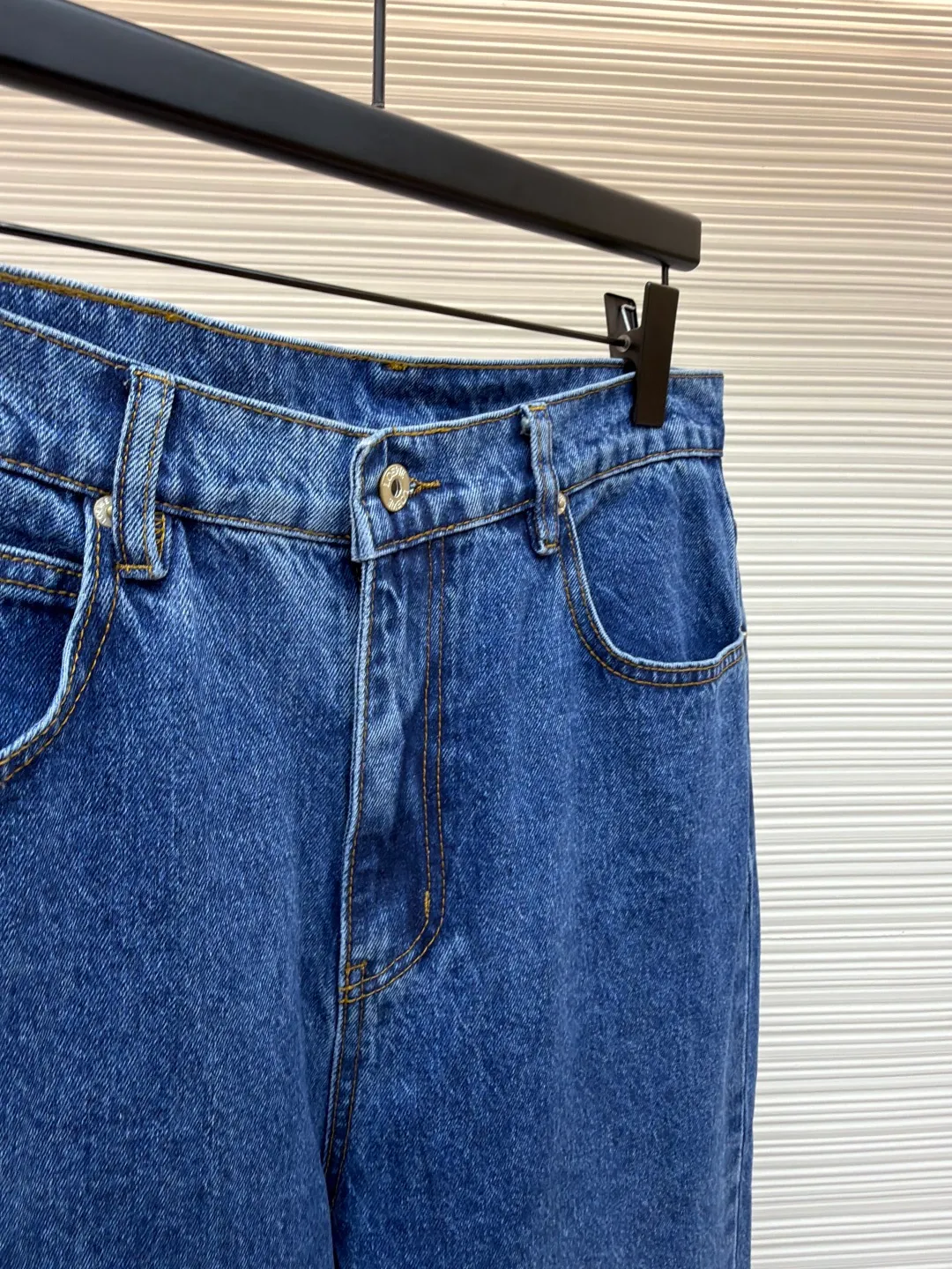Loewe Anagram denim jeans ●Authentic product: Purchased and developed by 5432 ●Item number: 1681762-A70 ●Material: denim denim fabric ●Technology: laser cutting ●Version: fitted version ●Weight: about 655 grams ●Size: 46-48-50-52 ●Description: Customized dense core condensate material, comfortable and close to the skin, full of texture, Elbows decorated with Anagram hollow design The button-flap welt pockets on the chest are sublimated. The classic LOEWE leather logo on the back is embellished with visual recognition. It is a declaration of personality and taste. The collision of classics and innovation. The versatile charm of the denim jacket. The denim element is also synonymous with casualness. Using laser cutting, the elbows are manually disassembled, laid out flat for laser positioning and cutting the anagram pattern, and then hand-applied internally, and finally manually sewn on. The labor cost is high, the loss is high, and the daily output is low. The overall wiring is straight and delicate, the fabric is comfortable and soft, and the color is consistent without color difference. It can be matched with the same style to create a fashionable look and control various occasions. Customized accessories, complete with three standards, same style for men and women!
