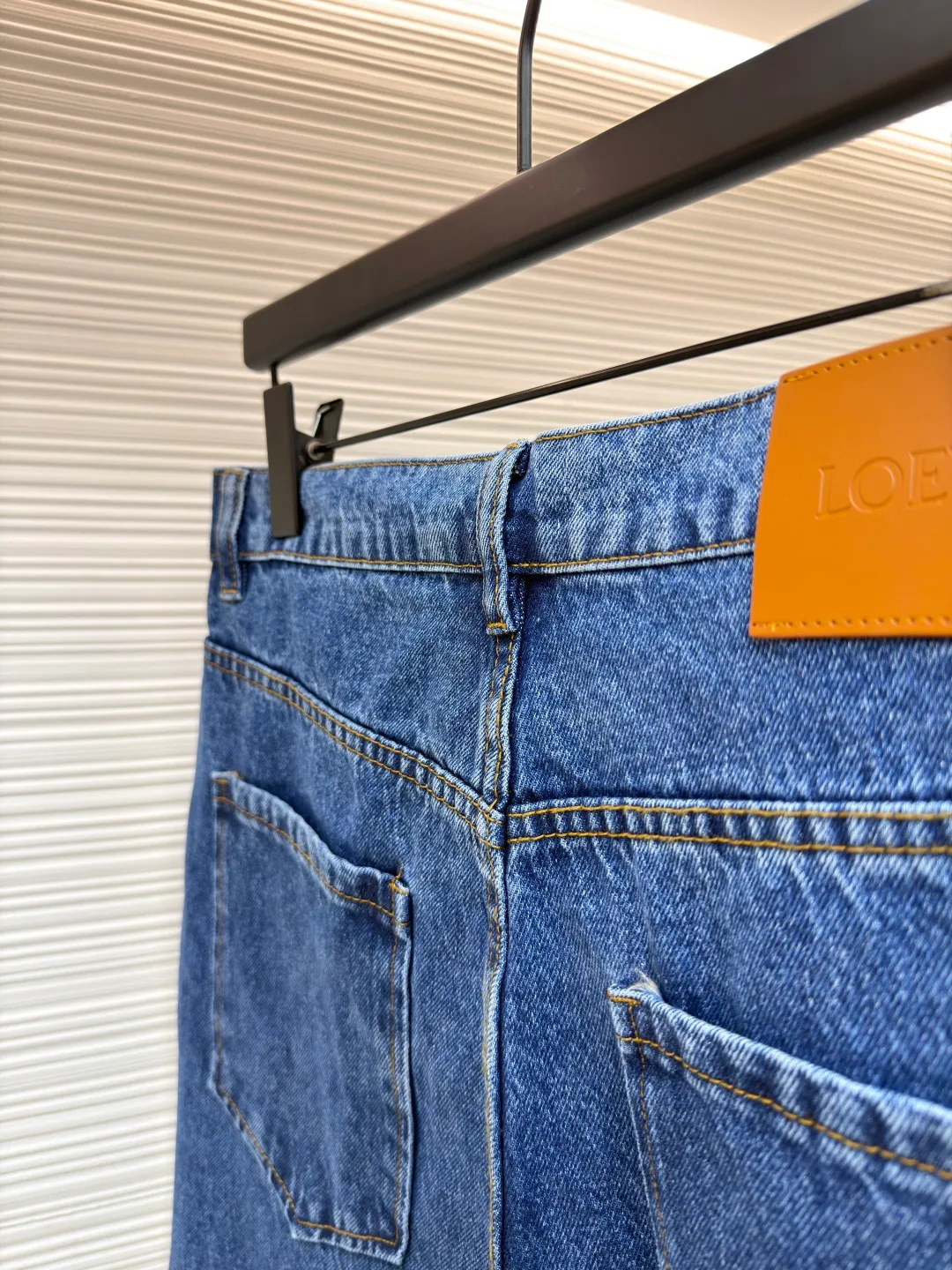 Loewe Anagram denim jeans ●Authentic product: Purchased and developed by 5432 ●Item number: 1681762-A70 ●Material: denim denim fabric ●Technology: laser cutting ●Version: fitted version ●Weight: about 655 grams ●Size: 46-48-50-52 ●Description: Customized dense core condensate material, comfortable and close to the skin, full of texture, Elbows decorated with Anagram hollow design The button-flap welt pockets on the chest are sublimated. The classic LOEWE leather logo on the back is embellished with visual recognition. It is a declaration of personality and taste. The collision of classics and innovation. The versatile charm of the denim jacket. The denim element is also synonymous with casualness. Using laser cutting, the elbows are manually disassembled, laid out flat for laser positioning and cutting the anagram pattern, and then hand-applied internally, and finally manually sewn on. The labor cost is high, the loss is high, and the daily output is low. The overall wiring is straight and delicate, the fabric is comfortable and soft, and the color is consistent without color difference. It can be matched with the same style to create a fashionable look and control various occasions. Customized accessories, complete with three standards, same style for men and women!