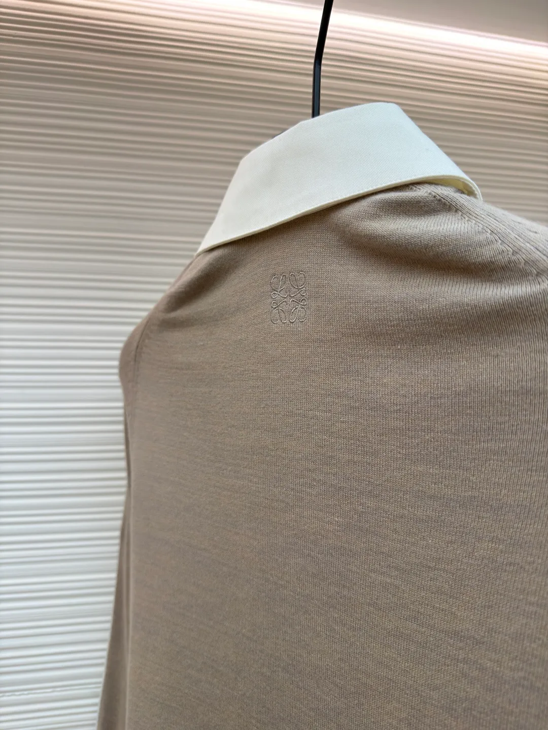 LOEWE cotton and knitted spliced shirt ●Original version: purchased and developed by 12479 ●Item number: 1680887-B50 ●Fabric: high-count cotton yarn fabric ●Technology: mechanical embroidery production ●Version: fitted version ●Weight: about 350 grams ●Size: 36-38-40-42 ●Description: The front panel is made of high-count cotton yarn through a weaving process with high warp density and low weft density to make a light and thin fabric with excellent breathability. The surface is smooth and flat, and feels as smooth as silk. At the same time, it retains the natural skin-friendly properties of cotton, making it snug and comfortable without any strange feeling. Because the warp yarns are closely arranged, the surface of the fabric shows longitudinal texture and soft luster, enhancing the visual sense of luxury. The back panel is woven with extremely fine wool yarn through high-count spinning technology to make a fabric with moderate density. It feels soft and skin-friendly, and has a delicate velvet feel on the surface. Wool fiber has a natural hollow structure, which can lock in still air and form an excellent thermal insulation layer. Even if it is light and thin, it has a good thermal insulation effect. Under the back collar, the high-precision calculation system of the computerized embroidery machine controls the coordinated operation of the machine head, needle bar, and thread spool. The fabric frame moves accurately in the horizontal and vertical directions to form a stitch track. The upper and lower thread tensions are adjusted to ensure that the stitches are smooth and free of floating threads, forming anagram embroidery with an error of ±0.1mm. The overall wiring is straight and delicate, the fabric is comfortable and soft, and the color is consistent without color difference. It can be matched with the same style to create a fashionable look and control various occasions. Customized accessories, complete with three standards, same style for men and women!