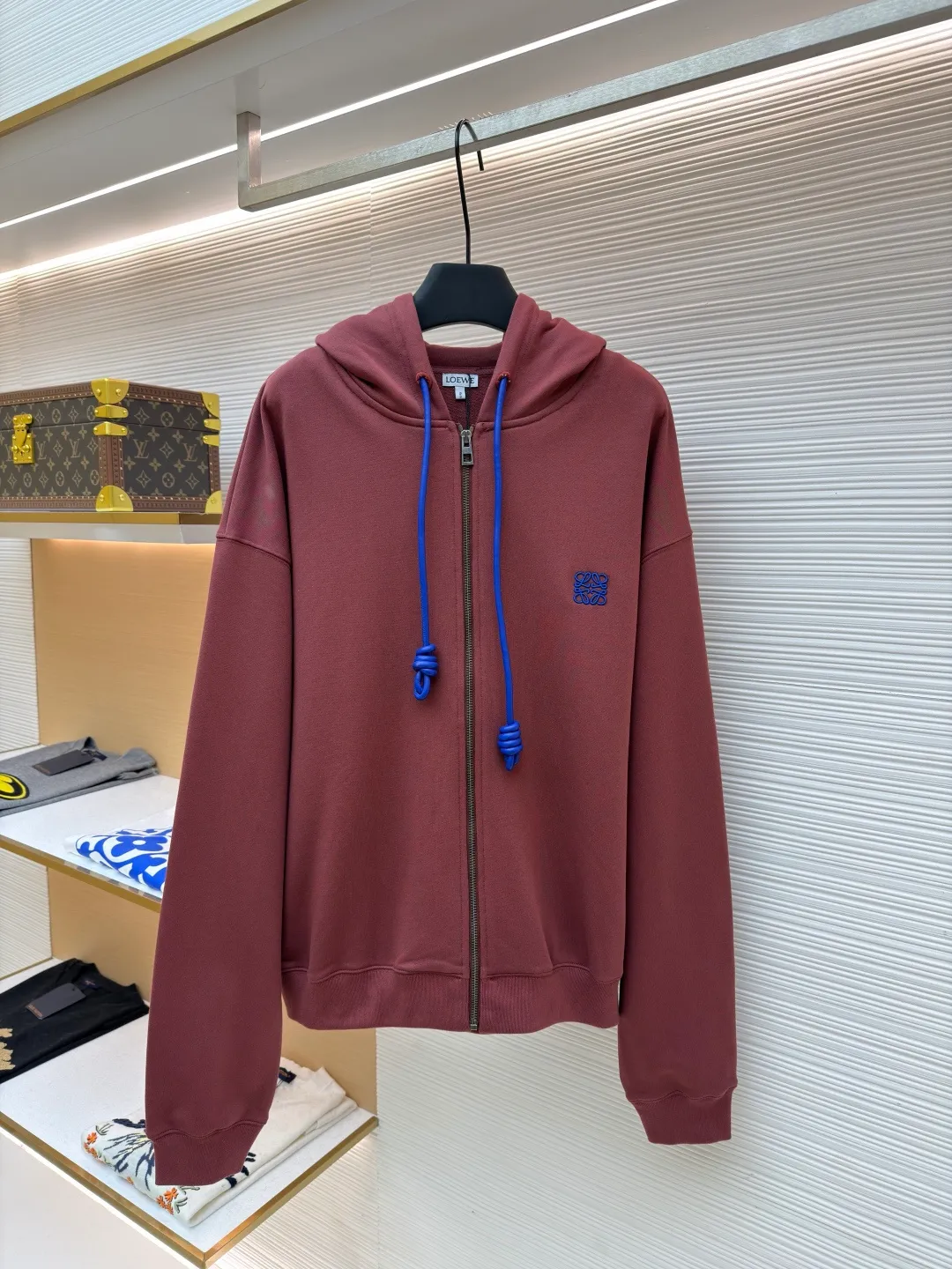 Loewe terry cotton fleece zipper hooded sweatshirt ●Original version: purchased and developed by 9473 ●Item number: 1682251-B05 ●Fabric: terry fabric ●Technology: Fleece production ●Color: burgundy ●Version: fitted version ●Weight: about 915 grams ●Size: S-M-L-XL ●Description: This Loewe hooded zipper sweatshirt is made of 460g heavyweight pure cotton terry cloth. The fabric has been combed to remove short velvet impurities and is soft and not easy to pill. It is also pre-washed and shaped to effectively prevent shrinkage and deformation after wearing. The burgundy color is low-temperature dip-dyed with plant dyes. The color is full, skin-friendly and non-irritating. The brand logo on the left side of the body adopts the same color hidden thread embroidery process. The embroidery stitches follow dense embroidery techniques. The outline of the pattern is clear and three-dimensional, integrating with the body of the garment without being obtrusive. The drawstring is made of high-elastic nylon rope, which is hand-knitted to form a unique knot decoration. The blue and red contrasting design adds visual highlights. The zipper is a custom-made metal two-way zipper with matte electroplated teeth that pull smoothly and are not easily oxidized. The ribs on the cuffs and hem are made of spandex blended material. After shaping process, it has excellent resilience and fits the body shape without being tight. The overall cut is a loose shoulder-drop version, combined with the flat car double-line stitching process, taking into account both comfort and durability, showing the craftsmanship of light luxury clothing. The overall wiring is straight and delicate, the fabric is comfortable and soft, and the color is consistent without color difference. It can be matched with the same style to create a fashionable look and control various occasions. Customized accessories, complete with three standards, same style for men and women!