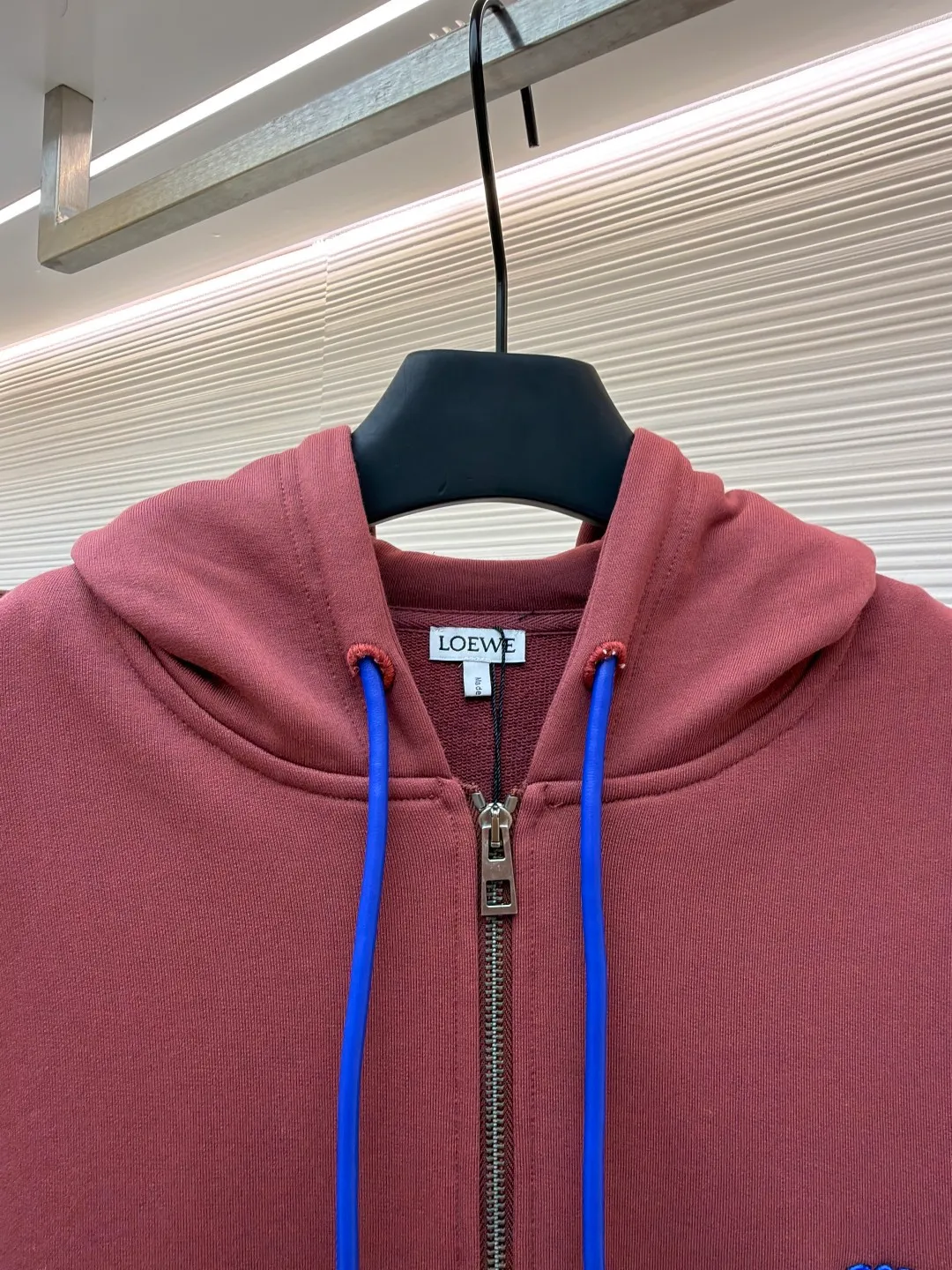 Loewe terry cotton fleece zipper hooded sweatshirt ●Original version: purchased and developed by 9473 ●Item number: 1682251-B05 ●Fabric: terry fabric ●Technology: Fleece production ●Color: burgundy ●Version: fitted version ●Weight: about 915 grams ●Size: S-M-L-XL ●Description: This Loewe hooded zipper sweatshirt is made of 460g heavyweight pure cotton terry cloth. The fabric has been combed to remove short velvet impurities and is soft and not easy to pill. It is also pre-washed and shaped to effectively prevent shrinkage and deformation after wearing. The burgundy color is low-temperature dip-dyed with plant dyes. The color is full, skin-friendly and non-irritating. The brand logo on the left side of the body adopts the same color hidden thread embroidery process. The embroidery stitches follow dense embroidery techniques. The outline of the pattern is clear and three-dimensional, integrating with the body of the garment without being obtrusive. The drawstring is made of high-elastic nylon rope, which is hand-knitted to form a unique knot decoration. The blue and red contrasting design adds visual highlights. The zipper is a custom-made metal two-way zipper with matte electroplated teeth that pull smoothly and are not easily oxidized. The ribs on the cuffs and hem are made of spandex blended material. After shaping process, it has excellent resilience and fits the body shape without being tight. The overall cut is a loose shoulder-drop version, combined with the flat car double-line stitching process, taking into account both comfort and durability, showing the craftsmanship of light luxury clothing. The overall wiring is straight and delicate, the fabric is comfortable and soft, and the color is consistent without color difference. It can be matched with the same style to create a fashionable look and control various occasions. Customized accessories, complete with three standards, same style for men and women!