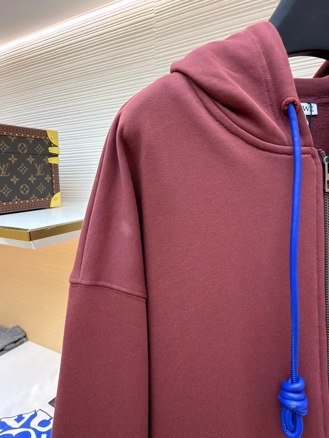 Loewe terry cotton fleece zipper hooded sweatshirt ●Original version: purchased and developed by 9473 ●Item number: 1682251-B05 ●Fabric: terry fabric ●Technology: Fleece production ●Color: burgundy ●Version: fitted version ●Weight: about 915 grams ●Size: S-M-L-XL ●Description: This Loewe hooded zipper sweatshirt is made of 460g heavyweight pure cotton terry cloth. The fabric has been combed to remove short velvet impurities and is soft and not easy to pill. It is also pre-washed and shaped to effectively prevent shrinkage and deformation after wearing. The burgundy color is low-temperature dip-dyed with plant dyes. The color is full, skin-friendly and non-irritating. The brand logo on the left side of the body adopts the same color hidden thread embroidery process. The embroidery stitches follow dense embroidery techniques. The outline of the pattern is clear and three-dimensional, integrating with the body of the garment without being obtrusive. The drawstring is made of high-elastic nylon rope, which is hand-knitted to form a unique knot decoration. The blue and red contrasting design adds visual highlights. The zipper is a custom-made metal two-way zipper with matte electroplated teeth that pull smoothly and are not easily oxidized. The ribs on the cuffs and hem are made of spandex blended material. After shaping process, it has excellent resilience and fits the body shape without being tight. The overall cut is a loose shoulder-drop version, combined with the flat car double-line stitching process, taking into account both comfort and durability, showing the craftsmanship of light luxury clothing. The overall wiring is straight and delicate, the fabric is comfortable and soft, and the color is consistent without color difference. It can be matched with the same style to create a fashionable look and control various occasions. Customized accessories, complete with three standards, same style for men and women!