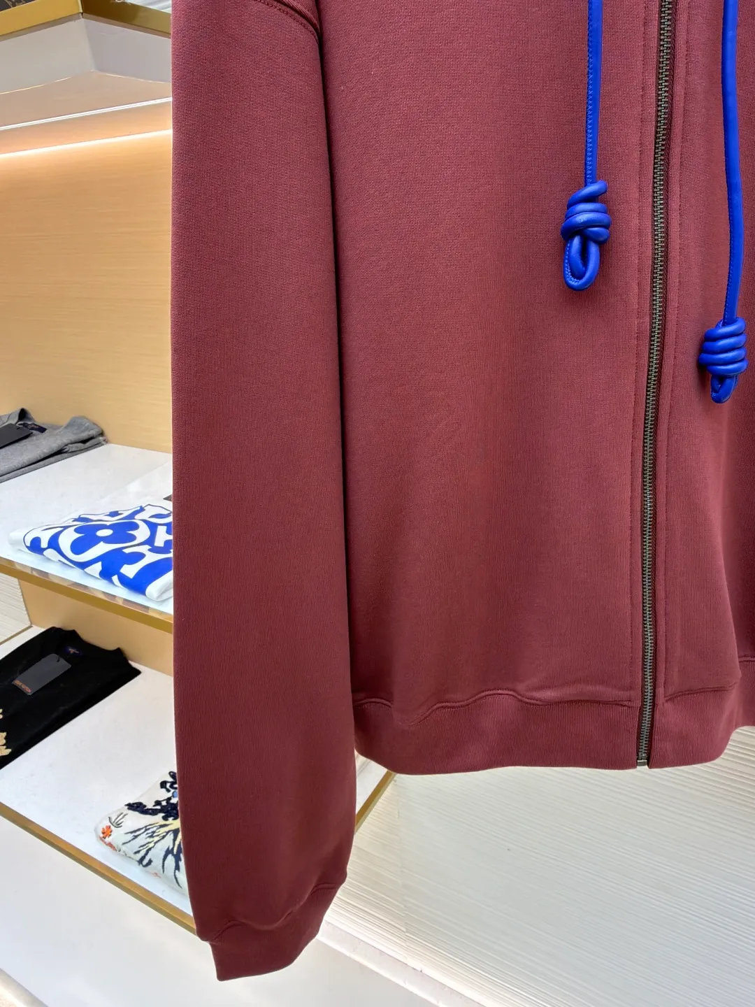 Loewe terry cotton fleece zipper hooded sweatshirt ●Original version: purchased and developed by 9473 ●Item number: 1682251-B05 ●Fabric: terry fabric ●Technology: Fleece production ●Color: burgundy ●Version: fitted version ●Weight: about 915 grams ●Size: S-M-L-XL ●Description: This Loewe hooded zipper sweatshirt is made of 460g heavyweight pure cotton terry cloth. The fabric has been combed to remove short velvet impurities and is soft and not easy to pill. It is also pre-washed and shaped to effectively prevent shrinkage and deformation after wearing. The burgundy color is low-temperature dip-dyed with plant dyes. The color is full, skin-friendly and non-irritating. The brand logo on the left side of the body adopts the same color hidden thread embroidery process. The embroidery stitches follow dense embroidery techniques. The outline of the pattern is clear and three-dimensional, integrating with the body of the garment without being obtrusive. The drawstring is made of high-elastic nylon rope, which is hand-knitted to form a unique knot decoration. The blue and red contrasting design adds visual highlights. The zipper is a custom-made metal two-way zipper with matte electroplated teeth that pull smoothly and are not easily oxidized. The ribs on the cuffs and hem are made of spandex blended material. After shaping process, it has excellent resilience and fits the body shape without being tight. The overall cut is a loose shoulder-drop version, combined with the flat car double-line stitching process, taking into account both comfort and durability, showing the craftsmanship of light luxury clothing. The overall wiring is straight and delicate, the fabric is comfortable and soft, and the color is consistent without color difference. It can be matched with the same style to create a fashionable look and control various occasions. Customized accessories, complete with three standards, same style for men and women!