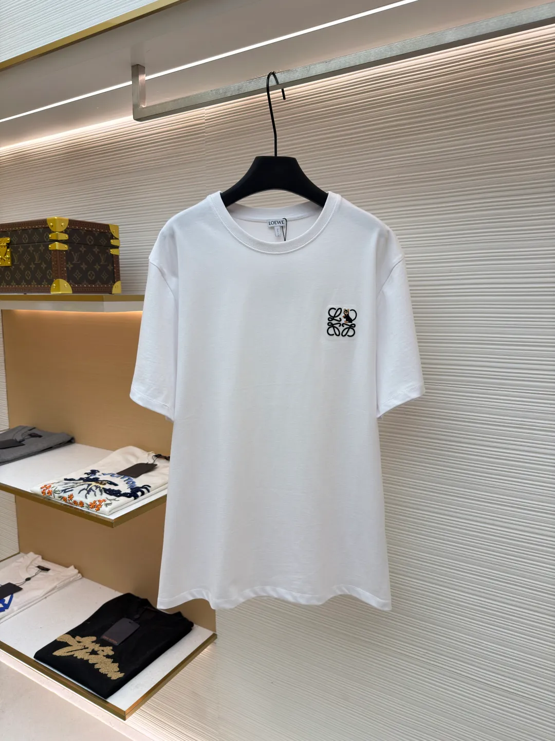 LOWE animal embroidery round neck short sleeves ●Original version: purchased and developed by 3261 ●Item number: 1681836-X90 ●Fabric: plain knitted fabric ●Technology: embroidery production ●Color: white ●Version: fitted version ●Weight: about 265 grams ●Size: S-M-L-XL ●Description: Made of 15S fine cotton plain fabric, 230g; with 32S double yarn thread, 300g. Plain weave fabric made from combed cotton fibers has a more orderly arrangement and higher density than ordinary cotton, so it has better texture and luster. 15S fine cotton plain fabric is a high-quality cotton fabric, which has the characteristics of softness, comfort, good breathability, and good durability. It adopts three-dimensional embroidery technology, and the logo clearly restores the spacing curve. The mercerized embroidery thread with luster is selected, combined with complex embroidery needlework and fine detail processing to create a three-dimensional relief embroidery effect. Classic trademark letter design, fine embroidery and dense stitching, clear font and strong sense of lines and three-dimensionality. The overall wiring is straight and delicate, the fabric is comfortable and soft, and the color is consistent without color difference. It can be matched with the same style to create a fashionable look and control various occasions. Customized accessories, complete with three standards, same style for men and women!