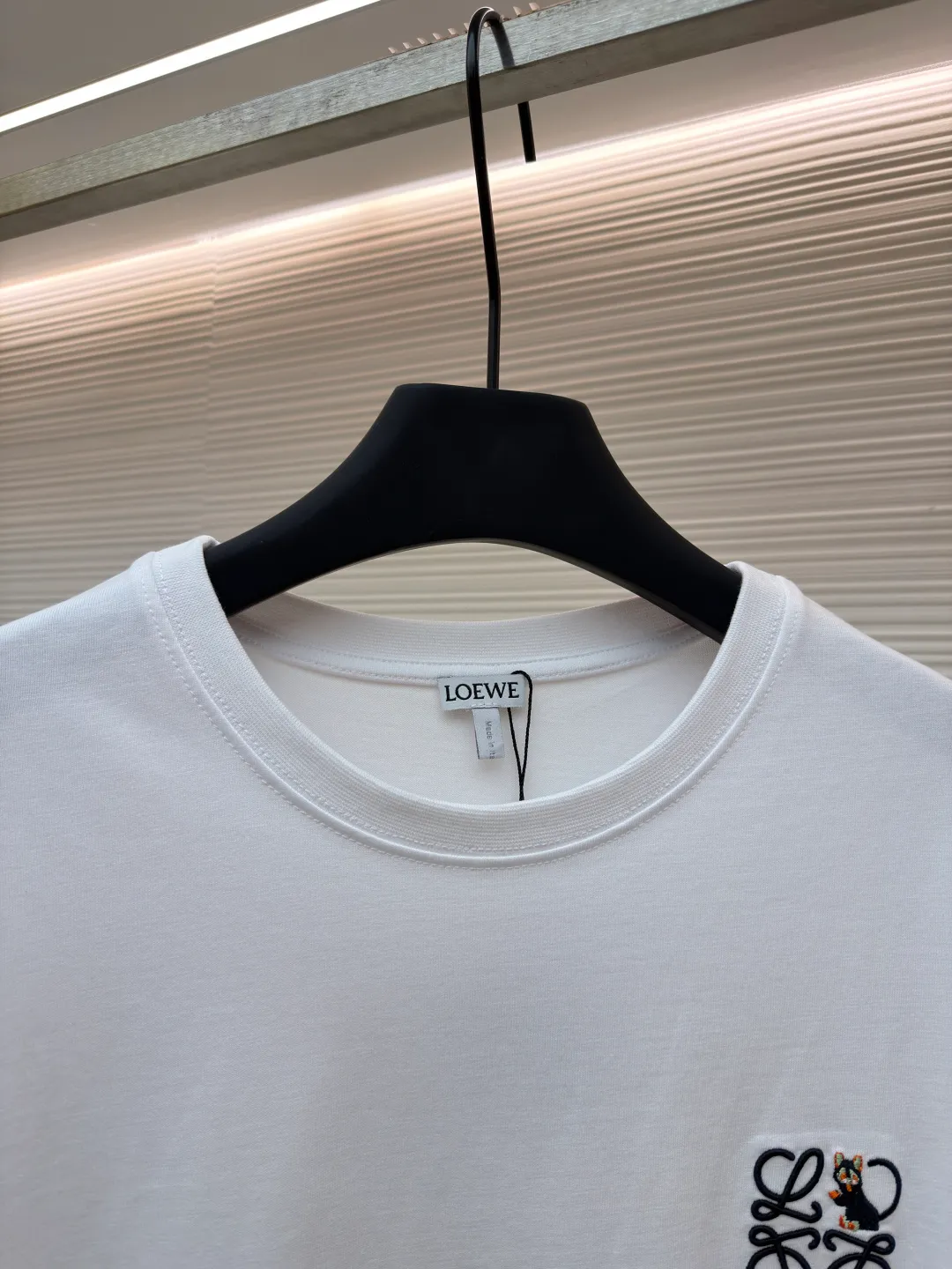 LOWE animal embroidery round neck short sleeves ●Original version: purchased and developed by 3261 ●Item number: 1681836-X90 ●Fabric: plain knitted fabric ●Technology: embroidery production ●Color: white ●Version: fitted version ●Weight: about 265 grams ●Size: S-M-L-XL ●Description: Made of 15S fine cotton plain fabric, 230g; with 32S double yarn thread, 300g. Plain weave fabric made from combed cotton fibers has a more orderly arrangement and higher density than ordinary cotton, so it has better texture and luster. 15S fine cotton plain fabric is a high-quality cotton fabric, which has the characteristics of softness, comfort, good breathability, and good durability. It adopts three-dimensional embroidery technology, and the logo clearly restores the spacing curve. The mercerized embroidery thread with luster is selected, combined with complex embroidery needlework and fine detail processing to create a three-dimensional relief embroidery effect. Classic trademark letter design, fine embroidery and dense stitching, clear font and strong sense of lines and three-dimensionality. The overall wiring is straight and delicate, the fabric is comfortable and soft, and the color is consistent without color difference. It can be matched with the same style to create a fashionable look and control various occasions. Customized accessories, complete with three standards, same style for men and women!