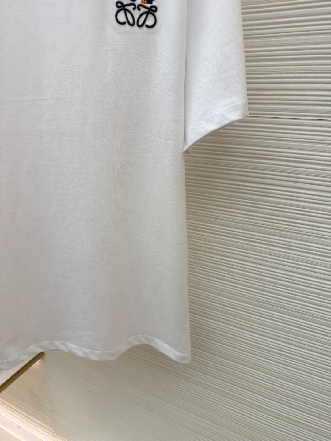 LOWE animal embroidery round neck short sleeves ●Original version: purchased and developed by 3261 ●Item number: 1681836-X90 ●Fabric: plain knitted fabric ●Technology: embroidery production ●Color: white ●Version: fitted version ●Weight: about 265 grams ●Size: S-M-L-XL ●Description: Made of 15S fine cotton plain fabric, 230g; with 32S double yarn thread, 300g. Plain weave fabric made from combed cotton fibers has a more orderly arrangement and higher density than ordinary cotton, so it has better texture and luster. 15S fine cotton plain fabric is a high-quality cotton fabric, which has the characteristics of softness, comfort, good breathability, and good durability. It adopts three-dimensional embroidery technology, and the logo clearly restores the spacing curve. The mercerized embroidery thread with luster is selected, combined with complex embroidery needlework and fine detail processing to create a three-dimensional relief embroidery effect. Classic trademark letter design, fine embroidery and dense stitching, clear font and strong sense of lines and three-dimensionality. The overall wiring is straight and delicate, the fabric is comfortable and soft, and the color is consistent without color difference. It can be matched with the same style to create a fashionable look and control various occasions. Customized accessories, complete with three standards, same style for men and women!