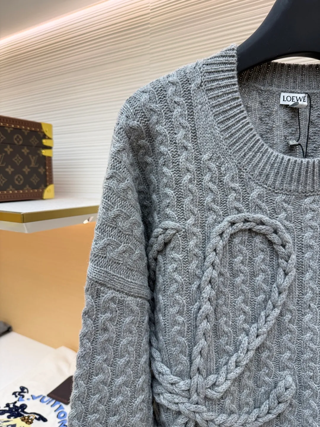 Loewe Anagram twist knitted sweater ●Original version: Purchased and developed for 15900 ●Item number: 1681885-B40 ●Fabric: wool embossed knitted fabric ●Technology: embossed pattern production by hand-operated special machine ●Color: gray ●Version: fitted version ●Weight: about 895 grams ●Size: S-M-L-XL ●Description: Custom-dyed heavy mercerized wool embossed knitted wool, full texture, thick and solid Using natural moss green as the color palette, the tranquility and power of the late autumn forest are combined with three-dimensional textures. The iconic woven Loewe Anagram logo is embellished on the front. The brand's soul totem is engraved on the moss green fabric. The whimsical idea adds the finishing touch to the fashion picture. The dropped shoulder design cleverly weakens the toughness of the shoulders, making the body shape softer and giving the wearer a lazy and noble temperament. Opening up unlimited possibilities for fashion matching, the hand-operated special machine embossed pattern craftsmanship is controlled by the craftsman, the customized special knitting machine, the knitting logic of human-machine collaboration, real-time adjustment of the yarn tension, controlling the rise and fall of the knitting needles, forming a Loewe Anagram pattern with a three-dimensional concave and convex texture, and the composite double process of the global twisted rope braid. The symphonic weaving technique of hand and machine. The entire garment is made of twisted rope + webbing composite weaving, hand-connected line by line. Each row of knitting needs to complete three steps: twisting the rope, inserting the webbing, and resetting the needle bar. It takes 200-300 rows to knit a ready-made garment (time-consuming, labor-intensive, and expensive). The process of softening and deodorizing the washing water of the ready-made clothes uses professional washing equipment and specific detergents to deeply clean and deodorize the clothes to improve the feel and appearance of the clothes. The overall wiring is straight and delicate, the fabric is comfortable and soft, and the color is consistent without color difference. It can be matched with the same style to create a fashionable look, and can be used in various occasions. Customized accessories, complete with three standards, the same style for men and women.