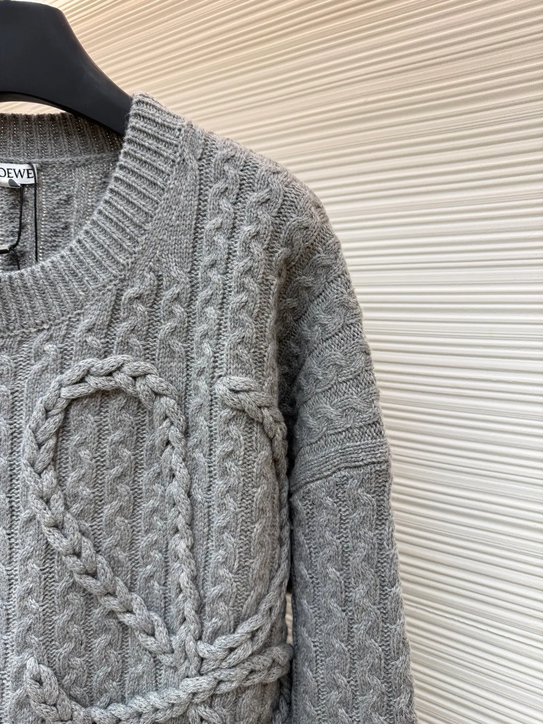 Loewe Anagram twist knitted sweater ●Original version: Purchased and developed for 15900 ●Item number: 1681885-B40 ●Fabric: wool embossed knitted fabric ●Technology: embossed pattern production by hand-operated special machine ●Color: gray ●Version: fitted version ●Weight: about 895 grams ●Size: S-M-L-XL ●Description: Custom-dyed heavy mercerized wool embossed knitted wool, full texture, thick and solid Using natural moss green as the color palette, the tranquility and power of the late autumn forest are combined with three-dimensional textures. The iconic woven Loewe Anagram logo is embellished on the front. The brand's soul totem is engraved on the moss green fabric. The whimsical idea adds the finishing touch to the fashion picture. The dropped shoulder design cleverly weakens the toughness of the shoulders, making the body shape softer and giving the wearer a lazy and noble temperament. Opening up unlimited possibilities for fashion matching, the hand-operated special machine embossed pattern craftsmanship is controlled by the craftsman, the customized special knitting machine, the knitting logic of human-machine collaboration, real-time adjustment of the yarn tension, controlling the rise and fall of the knitting needles, forming a Loewe Anagram pattern with a three-dimensional concave and convex texture, and the composite double process of the global twisted rope braid. The symphonic weaving technique of hand and machine. The entire garment is made of twisted rope + webbing composite weaving, hand-connected line by line. Each row of knitting needs to complete three steps: twisting the rope, inserting the webbing, and resetting the needle bar. It takes 200-300 rows to knit a ready-made garment (time-consuming, labor-intensive, and expensive). The process of softening and deodorizing the washing water of the ready-made clothes uses professional washing equipment and specific detergents to deeply clean and deodorize the clothes to improve the feel and appearance of the clothes. The overall wiring is straight and delicate, the fabric is comfortable and soft, and the color is consistent without color difference. It can be matched with the same style to create a fashionable look, and can be used in various occasions. Customized accessories, complete with three standards, the same style for men and women.