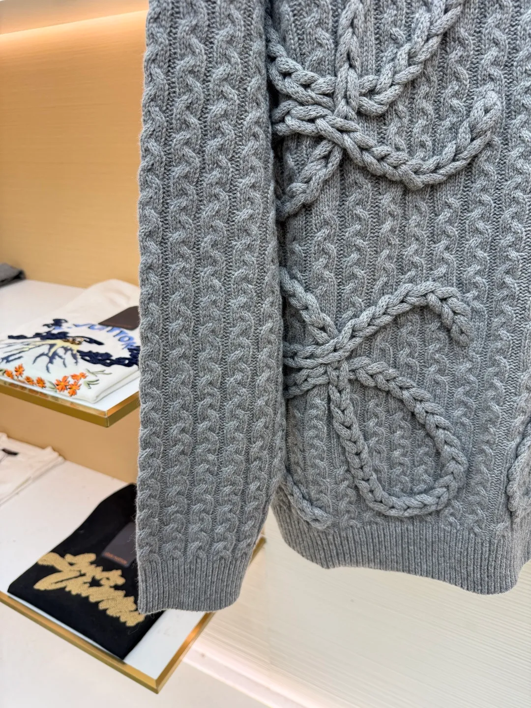 Loewe Anagram twist knitted sweater ●Original version: Purchased and developed for 15900 ●Item number: 1681885-B40 ●Fabric: wool embossed knitted fabric ●Technology: embossed pattern production by hand-operated special machine ●Color: gray ●Version: fitted version ●Weight: about 895 grams ●Size: S-M-L-XL ●Description: Custom-dyed heavy mercerized wool embossed knitted wool, full texture, thick and solid Using natural moss green as the color palette, the tranquility and power of the late autumn forest are combined with three-dimensional textures. The iconic woven Loewe Anagram logo is embellished on the front. The brand's soul totem is engraved on the moss green fabric. The whimsical idea adds the finishing touch to the fashion picture. The dropped shoulder design cleverly weakens the toughness of the shoulders, making the body shape softer and giving the wearer a lazy and noble temperament. Opening up unlimited possibilities for fashion matching, the hand-operated special machine embossed pattern craftsmanship is controlled by the craftsman, the customized special knitting machine, the knitting logic of human-machine collaboration, real-time adjustment of the yarn tension, controlling the rise and fall of the knitting needles, forming a Loewe Anagram pattern with a three-dimensional concave and convex texture, and the composite double process of the global twisted rope braid. The symphonic weaving technique of hand and machine. The entire garment is made of twisted rope + webbing composite weaving, hand-connected line by line. Each row of knitting needs to complete three steps: twisting the rope, inserting the webbing, and resetting the needle bar. It takes 200-300 rows to knit a ready-made garment (time-consuming, labor-intensive, and expensive). The process of softening and deodorizing the washing water of the ready-made clothes uses professional washing equipment and specific detergents to deeply clean and deodorize the clothes to improve the feel and appearance of the clothes. The overall wiring is straight and delicate, the fabric is comfortable and soft, and the color is consistent without color difference. It can be matched with the same style to create a fashionable look, and can be used in various occasions. Customized accessories, complete with three standards, the same style for men and women.