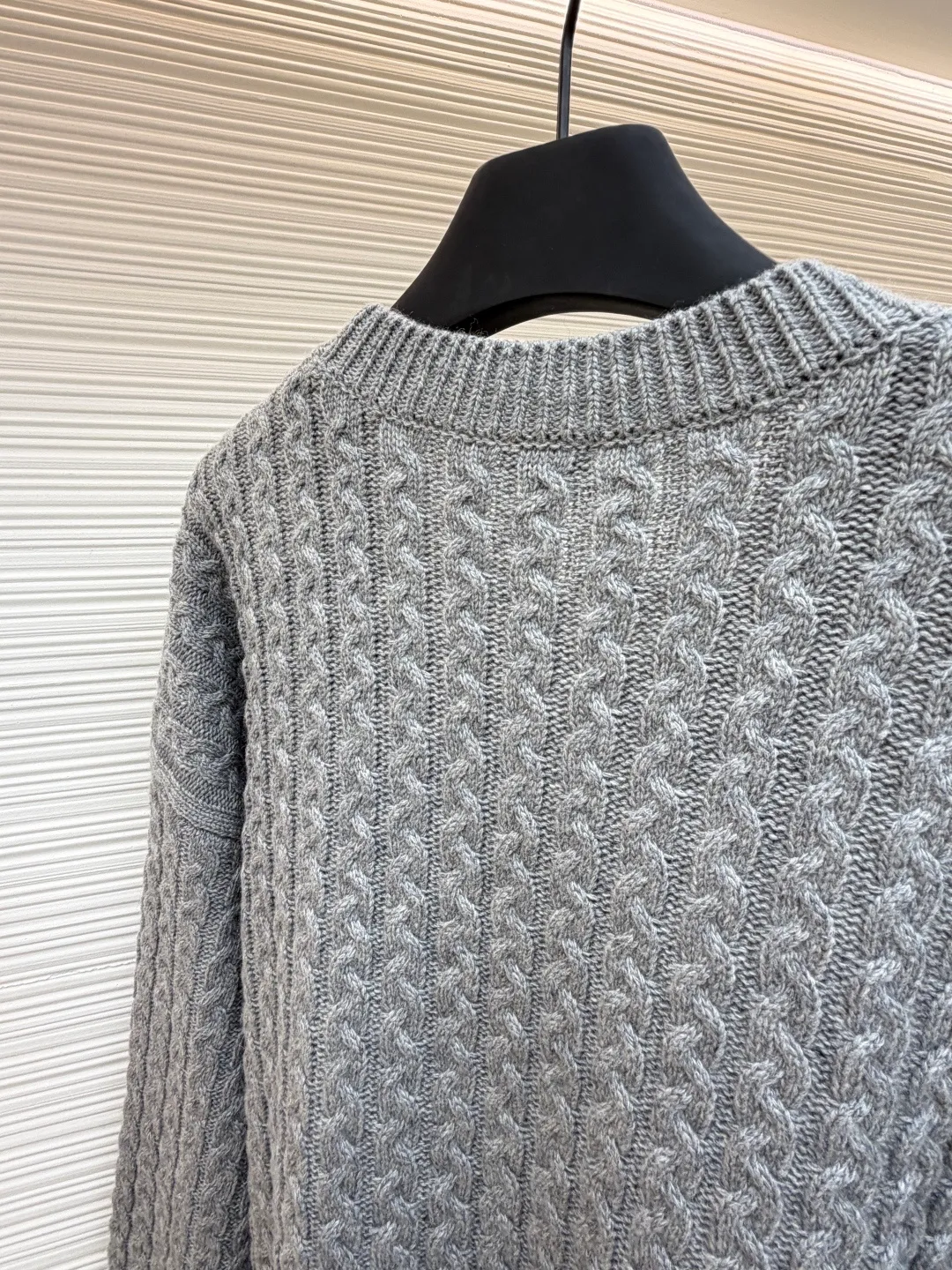 Loewe Anagram twist knitted sweater ●Original version: Purchased and developed for 15900 ●Item number: 1681885-B40 ●Fabric: wool embossed knitted fabric ●Technology: embossed pattern production by hand-operated special machine ●Color: gray ●Version: fitted version ●Weight: about 895 grams ●Size: S-M-L-XL ●Description: Custom-dyed heavy mercerized wool embossed knitted wool, full texture, thick and solid Using natural moss green as the color palette, the tranquility and power of the late autumn forest are combined with three-dimensional textures. The iconic woven Loewe Anagram logo is embellished on the front. The brand's soul totem is engraved on the moss green fabric. The whimsical idea adds the finishing touch to the fashion picture. The dropped shoulder design cleverly weakens the toughness of the shoulders, making the body shape softer and giving the wearer a lazy and noble temperament. Opening up unlimited possibilities for fashion matching, the hand-operated special machine embossed pattern craftsmanship is controlled by the craftsman, the customized special knitting machine, the knitting logic of human-machine collaboration, real-time adjustment of the yarn tension, controlling the rise and fall of the knitting needles, forming a Loewe Anagram pattern with a three-dimensional concave and convex texture, and the composite double process of the global twisted rope braid. The symphonic weaving technique of hand and machine. The entire garment is made of twisted rope + webbing composite weaving, hand-connected line by line. Each row of knitting needs to complete three steps: twisting the rope, inserting the webbing, and resetting the needle bar. It takes 200-300 rows to knit a ready-made garment (time-consuming, labor-intensive, and expensive). The process of softening and deodorizing the washing water of the ready-made clothes uses professional washing equipment and specific detergents to deeply clean and deodorize the clothes to improve the feel and appearance of the clothes. The overall wiring is straight and delicate, the fabric is comfortable and soft, and the color is consistent without color difference. It can be matched with the same style to create a fashionable look, and can be used in various occasions. Customized accessories, complete with three standards, the same style for men and women.