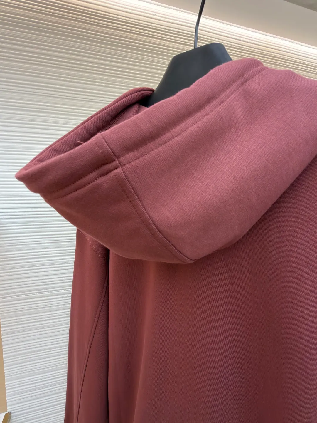 Loewe terry cotton fleece zipper hooded sweatshirt ●Original version: purchased and developed by 9473 ●Item number: 1682251-B05 ●Fabric: terry fabric ●Technology: Fleece production ●Color: burgundy ●Version: fitted version ●Weight: about 915 grams ●Size: S-M-L-XL ●Description: This Loewe hooded zipper sweatshirt is made of 460g heavyweight pure cotton terry cloth. The fabric has been combed to remove short velvet impurities and is soft and not easy to pill. It is also pre-washed and shaped to effectively prevent shrinkage and deformation after wearing. The burgundy color is low-temperature dip-dyed with plant dyes. The color is full, skin-friendly and non-irritating. The brand logo on the left side of the body adopts the same color hidden thread embroidery process. The embroidery stitches follow dense embroidery techniques. The outline of the pattern is clear and three-dimensional, integrating with the body of the garment without being obtrusive. The drawstring is made of high-elastic nylon rope, which is hand-knitted to form a unique knot decoration. The blue and red contrasting design adds visual highlights. The zipper is a custom-made metal two-way zipper with matte electroplated teeth that pull smoothly and are not easily oxidized. The ribs on the cuffs and hem are made of spandex blended material. After shaping process, it has excellent resilience and fits the body shape without being tight. The overall cut is a loose shoulder-drop version, combined with the flat car double-line stitching process, taking into account both comfort and durability, showing the craftsmanship of light luxury clothing. The overall wiring is straight and delicate, the fabric is comfortable and soft, and the color is consistent without color difference. It can be matched with the same style to create a fashionable look and control various occasions. Customized accessories, complete with three standards, same style for men and women!