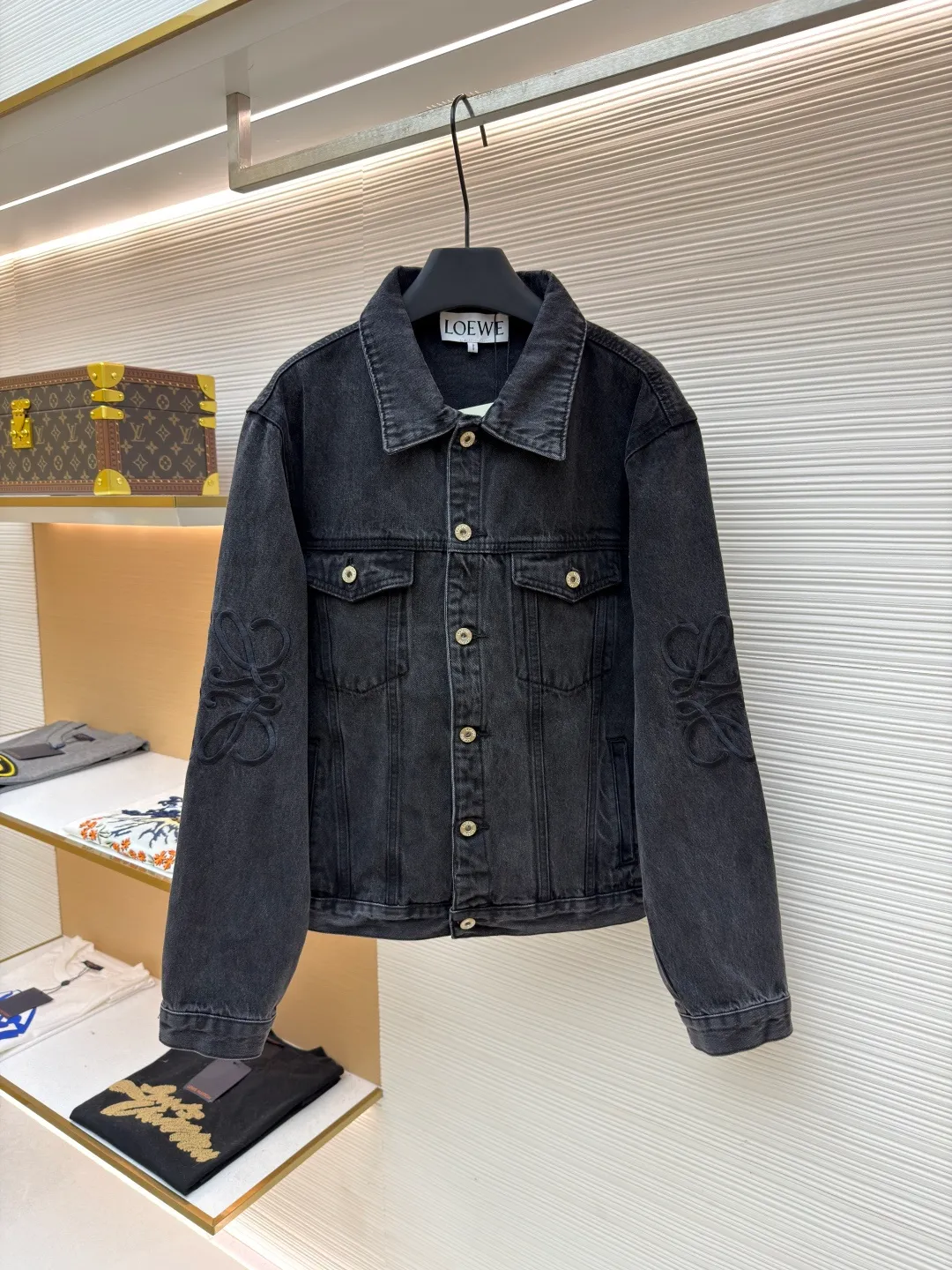 Loewe Anagram denim denim jacket ●Authentic product: Purchased and developed by 6802 ●Item number: 1681755-B10 ●Material: denim denim fabric ●Technology: laser cutting and production ●Version: fitted version ●Weight: about 990 grams ●Size: 46-48-50-52 ●Description: Customized dense-core condensed yarn material, comfortable and close to the skin, full of texture, Elbows decorated with Anagram hollow design The chest button flap welt pockets are sublimated. The classic LOEWE leather label logo is embellished on the back. The visual recognition is full. A statement of personality and taste. The collision of classics and innovation. The versatile charm of denim jackets. Denim elements. It is also synonymous with casual and uninhibited. It is laser cut. The elbows are manually disassembled and laid flat for laser positioning and cutting of the Anagram pattern. Then the internal patching is done by hand and finally manually sewn on. Expensive labor cost and high loss. Low daily output. Use imported special machine for infrared positioning "Loewe" The "leather label" position is more precise and firm. The overall wiring is straight and delicate, the fabric is comfortable and soft, and the color is consistent without color difference. It can be matched with the same style to create a fashionable look and control various occasions. Customized accessories, complete with three standards, same style for men and women!