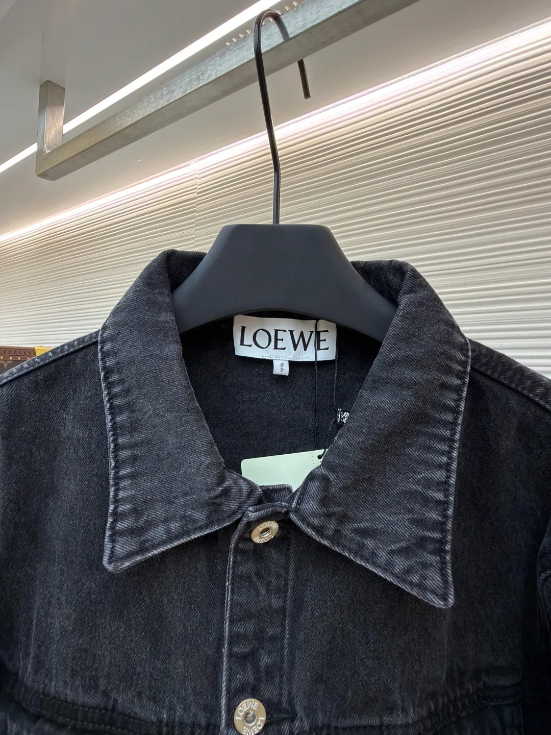 Loewe Anagram denim denim jacket ●Authentic product: Purchased and developed by 6802 ●Item number: 1681755-B10 ●Material: denim denim fabric ●Technology: laser cutting and production ●Version: fitted version ●Weight: about 990 grams ●Size: 46-48-50-52 ●Description: Customized dense-core condensed yarn material, comfortable and close to the skin, full of texture, Elbows decorated with Anagram hollow design The chest button flap welt pockets are sublimated. The classic LOEWE leather label logo is embellished on the back. The visual recognition is full. A statement of personality and taste. The collision of classics and innovation. The versatile charm of denim jackets. Denim elements. It is also synonymous with casual and uninhibited. It is laser cut. The elbows are manually disassembled and laid flat for laser positioning and cutting of the Anagram pattern. Then the internal patching is done by hand and finally manually sewn on. Expensive labor cost and high loss. Low daily output. Use imported special machine for infrared positioning "Loewe" The "leather label" position is more precise and firm. The overall wiring is straight and delicate, the fabric is comfortable and soft, and the color is consistent without color difference. It can be matched with the same style to create a fashionable look and control various occasions. Customized accessories, complete with three standards, same style for men and women!