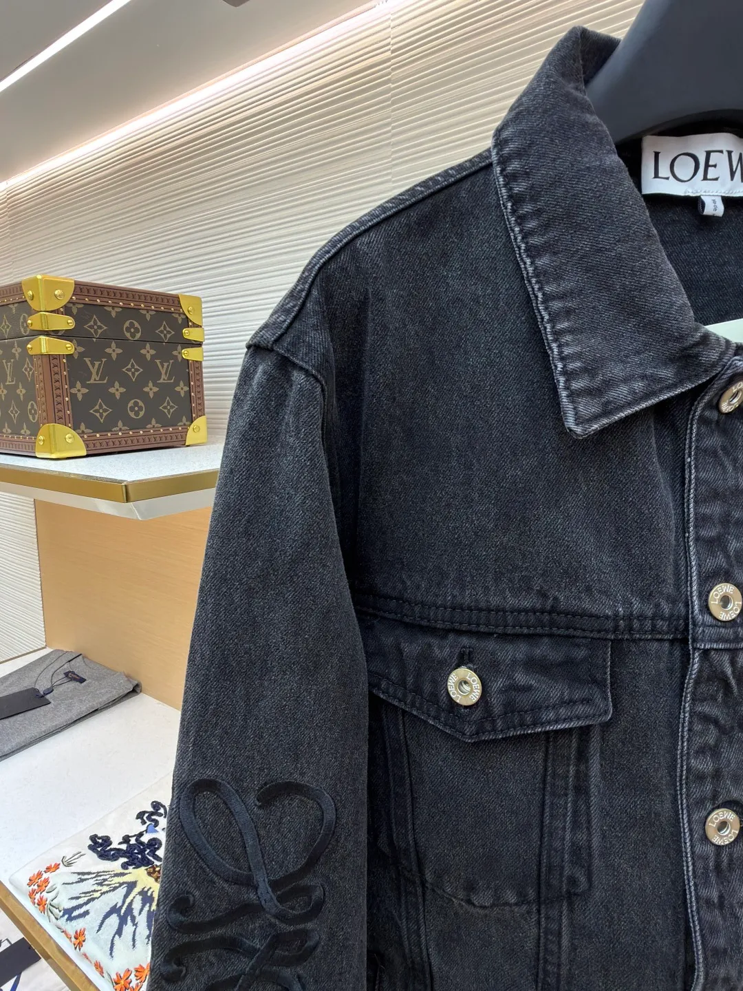 Loewe Anagram denim denim jacket ●Authentic product: Purchased and developed by 6802 ●Item number: 1681755-B10 ●Material: denim denim fabric ●Technology: laser cutting and production ●Version: fitted version ●Weight: about 990 grams ●Size: 46-48-50-52 ●Description: Customized dense-core condensed yarn material, comfortable and close to the skin, full of texture, Elbows decorated with Anagram hollow design The chest button flap welt pockets are sublimated. The classic LOEWE leather label logo is embellished on the back. The visual recognition is full. A statement of personality and taste. The collision of classics and innovation. The versatile charm of denim jackets. Denim elements. It is also synonymous with casual and uninhibited. It is laser cut. The elbows are manually disassembled and laid flat for laser positioning and cutting of the Anagram pattern. Then the internal patching is done by hand and finally manually sewn on. Expensive labor cost and high loss. Low daily output. Use imported special machine for infrared positioning "Loewe" The "leather label" position is more precise and firm. The overall wiring is straight and delicate, the fabric is comfortable and soft, and the color is consistent without color difference. It can be matched with the same style to create a fashionable look and control various occasions. Customized accessories, complete with three standards, same style for men and women!