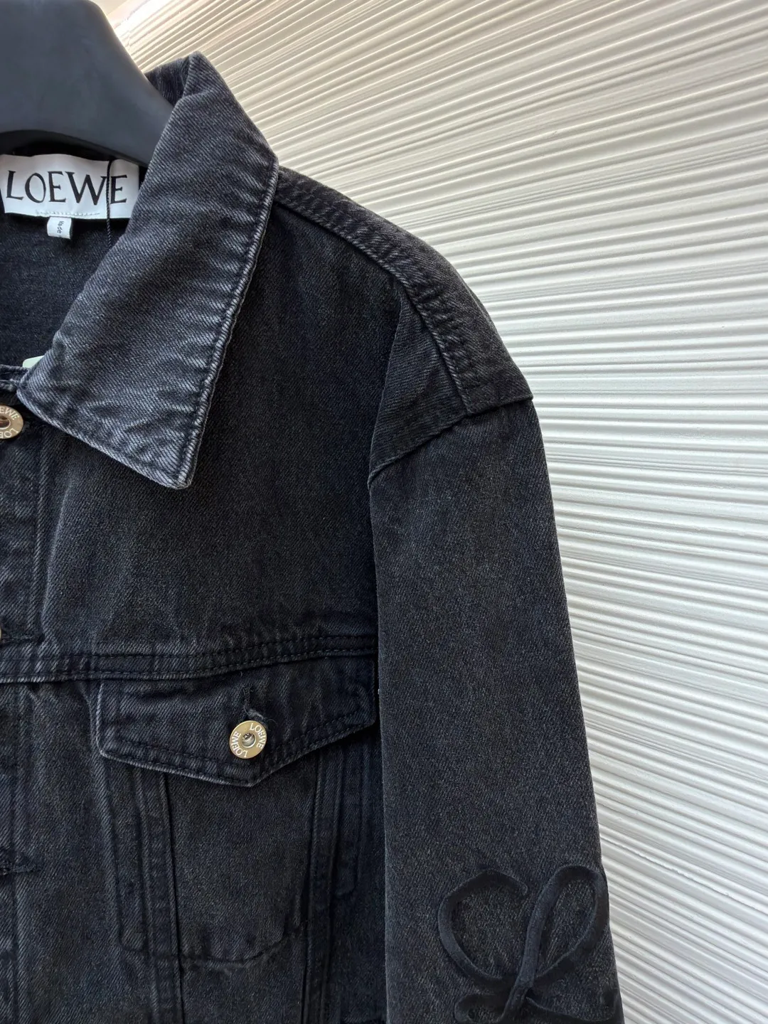 Loewe Anagram denim denim jacket ●Authentic product: Purchased and developed by 6802 ●Item number: 1681755-B10 ●Material: denim denim fabric ●Technology: laser cutting and production ●Version: fitted version ●Weight: about 990 grams ●Size: 46-48-50-52 ●Description: Customized dense-core condensed yarn material, comfortable and close to the skin, full of texture, Elbows decorated with Anagram hollow design The chest button flap welt pockets are sublimated. The classic LOEWE leather label logo is embellished on the back. The visual recognition is full. A statement of personality and taste. The collision of classics and innovation. The versatile charm of denim jackets. Denim elements. It is also synonymous with casual and uninhibited. It is laser cut. The elbows are manually disassembled and laid flat for laser positioning and cutting of the Anagram pattern. Then the internal patching is done by hand and finally manually sewn on. Expensive labor cost and high loss. Low daily output. Use imported special machine for infrared positioning "Loewe" The "leather label" position is more precise and firm. The overall wiring is straight and delicate, the fabric is comfortable and soft, and the color is consistent without color difference. It can be matched with the same style to create a fashionable look and control various occasions. Customized accessories, complete with three standards, same style for men and women!