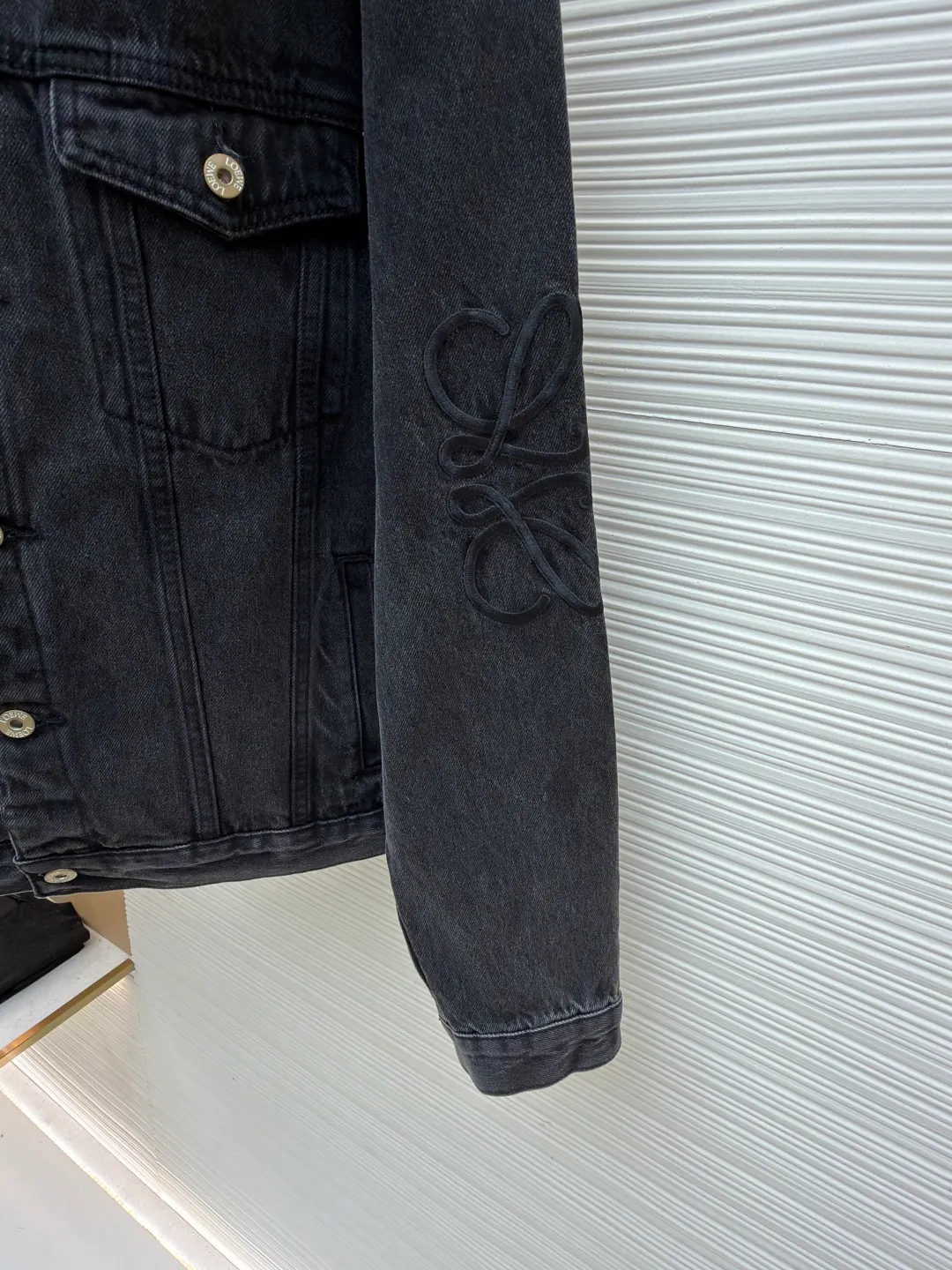 Loewe Anagram denim denim jacket ●Authentic product: Purchased and developed by 6802 ●Item number: 1681755-B10 ●Material: denim denim fabric ●Technology: laser cutting and production ●Version: fitted version ●Weight: about 990 grams ●Size: 46-48-50-52 ●Description: Customized dense-core condensed yarn material, comfortable and close to the skin, full of texture, Elbows decorated with Anagram hollow design The chest button flap welt pockets are sublimated. The classic LOEWE leather label logo is embellished on the back. The visual recognition is full. A statement of personality and taste. The collision of classics and innovation. The versatile charm of denim jackets. Denim elements. It is also synonymous with casual and uninhibited. It is laser cut. The elbows are manually disassembled and laid flat for laser positioning and cutting of the Anagram pattern. Then the internal patching is done by hand and finally manually sewn on. Expensive labor cost and high loss. Low daily output. Use imported special machine for infrared positioning "Loewe" The "leather label" position is more precise and firm. The overall wiring is straight and delicate, the fabric is comfortable and soft, and the color is consistent without color difference. It can be matched with the same style to create a fashionable look and control various occasions. Customized accessories, complete with three standards, same style for men and women!