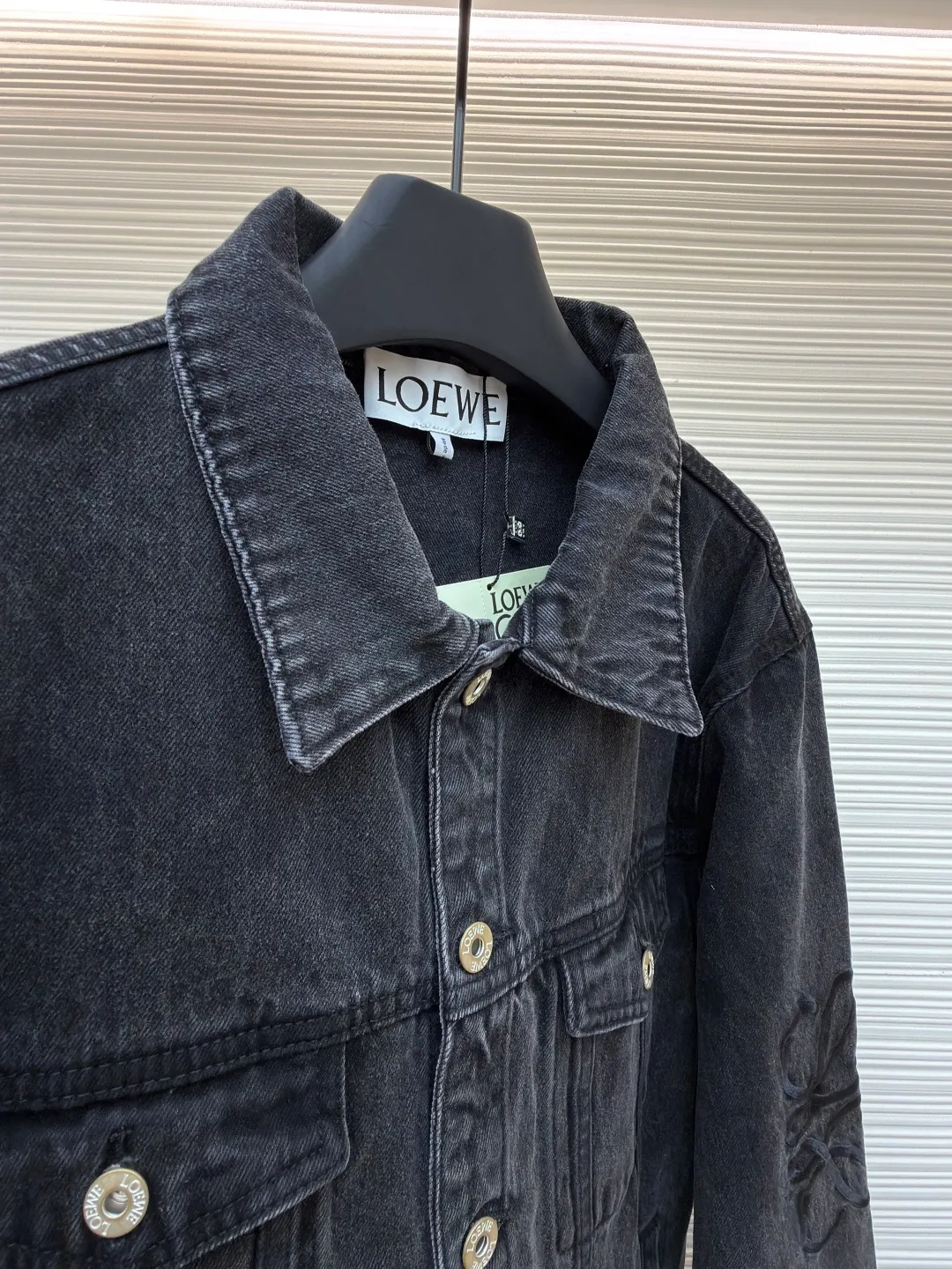 Loewe Anagram denim denim jacket ●Authentic product: Purchased and developed by 6802 ●Item number: 1681755-B10 ●Material: denim denim fabric ●Technology: laser cutting and production ●Version: fitted version ●Weight: about 990 grams ●Size: 46-48-50-52 ●Description: Customized dense-core condensed yarn material, comfortable and close to the skin, full of texture, Elbows decorated with Anagram hollow design The chest button flap welt pockets are sublimated. The classic LOEWE leather label logo is embellished on the back. The visual recognition is full. A statement of personality and taste. The collision of classics and innovation. The versatile charm of denim jackets. Denim elements. It is also synonymous with casual and uninhibited. It is laser cut. The elbows are manually disassembled and laid flat for laser positioning and cutting of the Anagram pattern. Then the internal patching is done by hand and finally manually sewn on. Expensive labor cost and high loss. Low daily output. Use imported special machine for infrared positioning "Loewe" The "leather label" position is more precise and firm. The overall wiring is straight and delicate, the fabric is comfortable and soft, and the color is consistent without color difference. It can be matched with the same style to create a fashionable look and control various occasions. Customized accessories, complete with three standards, same style for men and women!