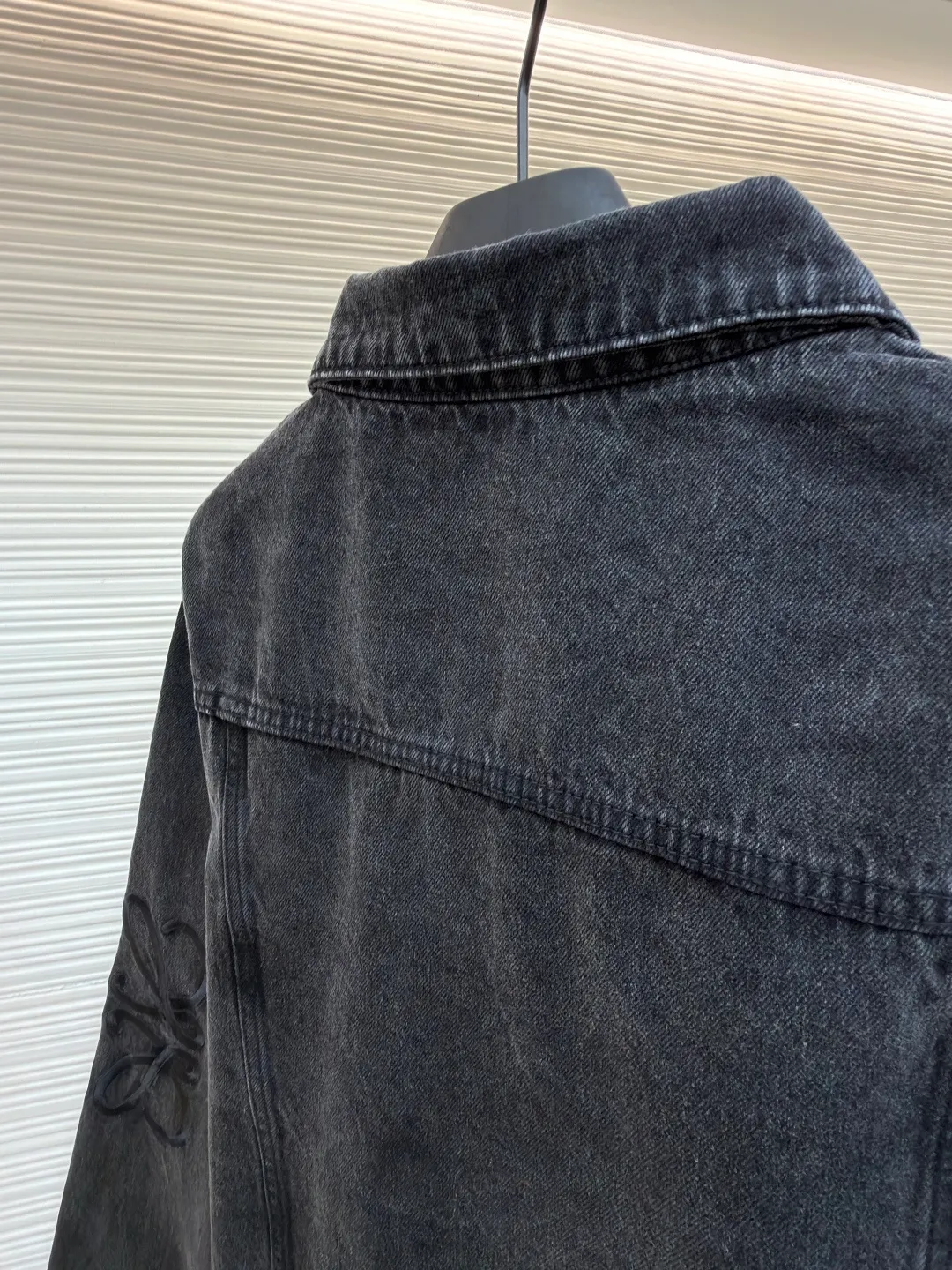 Loewe Anagram denim denim jacket ●Authentic product: Purchased and developed by 6802 ●Item number: 1681755-B10 ●Material: denim denim fabric ●Technology: laser cutting and production ●Version: fitted version ●Weight: about 990 grams ●Size: 46-48-50-52 ●Description: Customized dense-core condensed yarn material, comfortable and close to the skin, full of texture, Elbows decorated with Anagram hollow design The chest button flap welt pockets are sublimated. The classic LOEWE leather label logo is embellished on the back. The visual recognition is full. A statement of personality and taste. The collision of classics and innovation. The versatile charm of denim jackets. Denim elements. It is also synonymous with casual and uninhibited. It is laser cut. The elbows are manually disassembled and laid flat for laser positioning and cutting of the Anagram pattern. Then the internal patching is done by hand and finally manually sewn on. Expensive labor cost and high loss. Low daily output. Use imported special machine for infrared positioning "Loewe" The "leather label" position is more precise and firm. The overall wiring is straight and delicate, the fabric is comfortable and soft, and the color is consistent without color difference. It can be matched with the same style to create a fashionable look and control various occasions. Customized accessories, complete with three standards, same style for men and women!