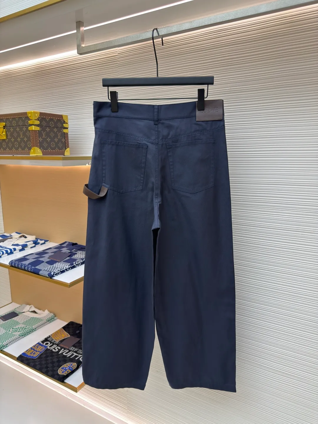 LOEWE cotton twill overalls ●Authentic product: purchased and developed by 6658 ●Item number: 1680293-B05 ●Fabric: twill fabric ●Technology: embossed patch production ●Version: fitted version ●Weight: about 385 grams ●Size: 46-48-50-52 ●Description: Made of lightweight cotton twill fabric made of 100% cotton. The shuttle loom shuttles between the warp and weft yarns to form the diagonal grain of the twill fabric. The cotton material has good breathability, is skin-friendly and comfortable, and the twill weave makes the fabric have a tight structure, high-grade texture, and is easy to take care of on a daily basis. By actively interfering with the shrinkage potential of cotton fibers, the fabric is able to transition from changeable to stable, improving dimensional stability while being less prone to deformation and wrinkles. It uses a cowhide embossed patch and is carved with a brass abrasive tool to give it a relief-level three-dimensional effect. The depth error is less than 0.05mm. The edge is chamfered at 30° to prevent leather cutting damage. The overall wiring is straight and delicate, the fabric is comfortable and soft, and the color is consistent without color difference. It can be matched with the same style to create a fashionable look and control various occasions. Customized accessories, complete with three standards, same style for men and women!