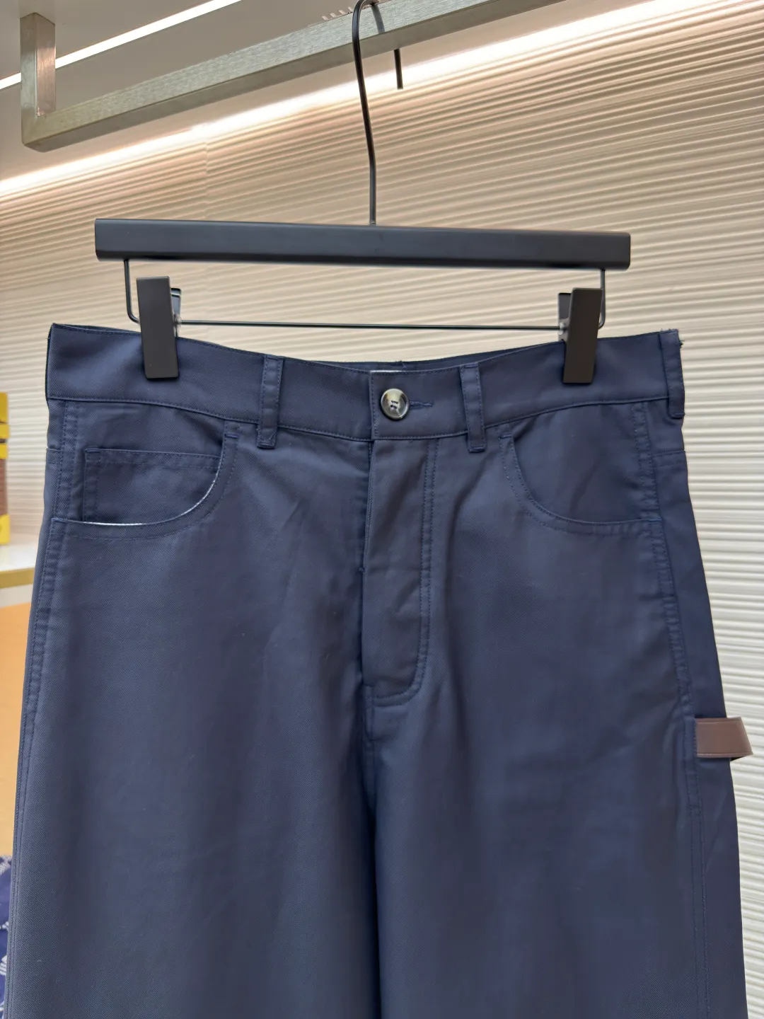 LOEWE cotton twill overalls ●Authentic product: purchased and developed by 6658 ●Item number: 1680293-B05 ●Fabric: twill fabric ●Technology: embossed patch production ●Version: fitted version ●Weight: about 385 grams ●Size: 46-48-50-52 ●Description: Made of lightweight cotton twill fabric made of 100% cotton. The shuttle loom shuttles between the warp and weft yarns to form the diagonal grain of the twill fabric. The cotton material has good breathability, is skin-friendly and comfortable, and the twill weave makes the fabric have a tight structure, high-grade texture, and is easy to take care of on a daily basis. By actively interfering with the shrinkage potential of cotton fibers, the fabric is able to transition from changeable to stable, improving dimensional stability while being less prone to deformation and wrinkles. It uses a cowhide embossed patch and is carved with a brass abrasive tool to give it a relief-level three-dimensional effect. The depth error is less than 0.05mm. The edge is chamfered at 30° to prevent leather cutting damage. The overall wiring is straight and delicate, the fabric is comfortable and soft, and the color is consistent without color difference. It can be matched with the same style to create a fashionable look and control various occasions. Customized accessories, complete with three standards, same style for men and women!