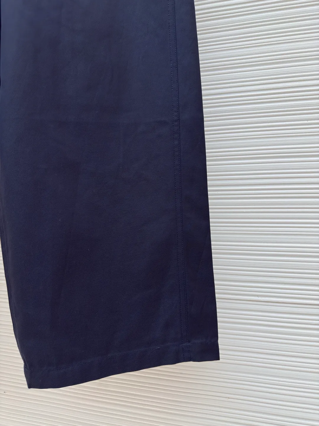 LOEWE cotton twill overalls ●Authentic product: purchased and developed by 6658 ●Item number: 1680293-B05 ●Fabric: twill fabric ●Technology: embossed patch production ●Version: fitted version ●Weight: about 385 grams ●Size: 46-48-50-52 ●Description: Made of lightweight cotton twill fabric made of 100% cotton. The shuttle loom shuttles between the warp and weft yarns to form the diagonal grain of the twill fabric. The cotton material has good breathability, is skin-friendly and comfortable, and the twill weave makes the fabric have a tight structure, high-grade texture, and is easy to take care of on a daily basis. By actively interfering with the shrinkage potential of cotton fibers, the fabric is able to transition from changeable to stable, improving dimensional stability while being less prone to deformation and wrinkles. It uses a cowhide embossed patch and is carved with a brass abrasive tool to give it a relief-level three-dimensional effect. The depth error is less than 0.05mm. The edge is chamfered at 30° to prevent leather cutting damage. The overall wiring is straight and delicate, the fabric is comfortable and soft, and the color is consistent without color difference. It can be matched with the same style to create a fashionable look and control various occasions. Customized accessories, complete with three standards, same style for men and women!