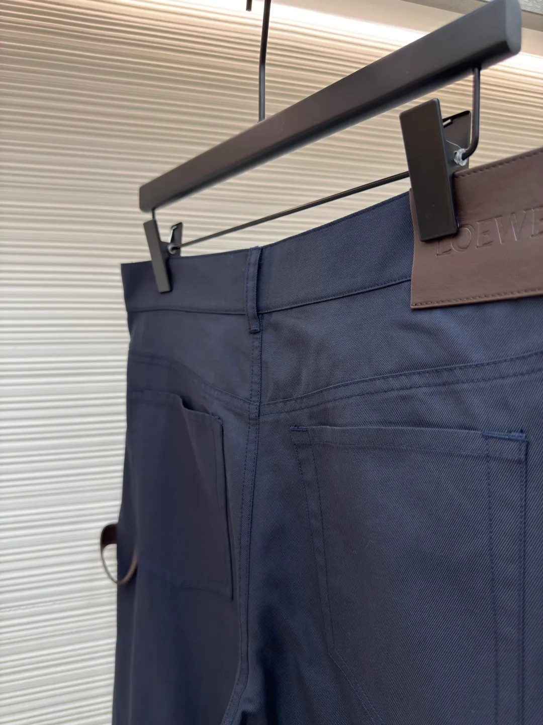 LOEWE cotton twill overalls ●Authentic product: purchased and developed by 6658 ●Item number: 1680293-B05 ●Fabric: twill fabric ●Technology: embossed patch production ●Version: fitted version ●Weight: about 385 grams ●Size: 46-48-50-52 ●Description: Made of lightweight cotton twill fabric made of 100% cotton. The shuttle loom shuttles between the warp and weft yarns to form the diagonal grain of the twill fabric. The cotton material has good breathability, is skin-friendly and comfortable, and the twill weave makes the fabric have a tight structure, high-grade texture, and is easy to take care of on a daily basis. By actively interfering with the shrinkage potential of cotton fibers, the fabric is able to transition from changeable to stable, improving dimensional stability while being less prone to deformation and wrinkles. It uses a cowhide embossed patch and is carved with a brass abrasive tool to give it a relief-level three-dimensional effect. The depth error is less than 0.05mm. The edge is chamfered at 30° to prevent leather cutting damage. The overall wiring is straight and delicate, the fabric is comfortable and soft, and the color is consistent without color difference. It can be matched with the same style to create a fashionable look and control various occasions. Customized accessories, complete with three standards, same style for men and women!